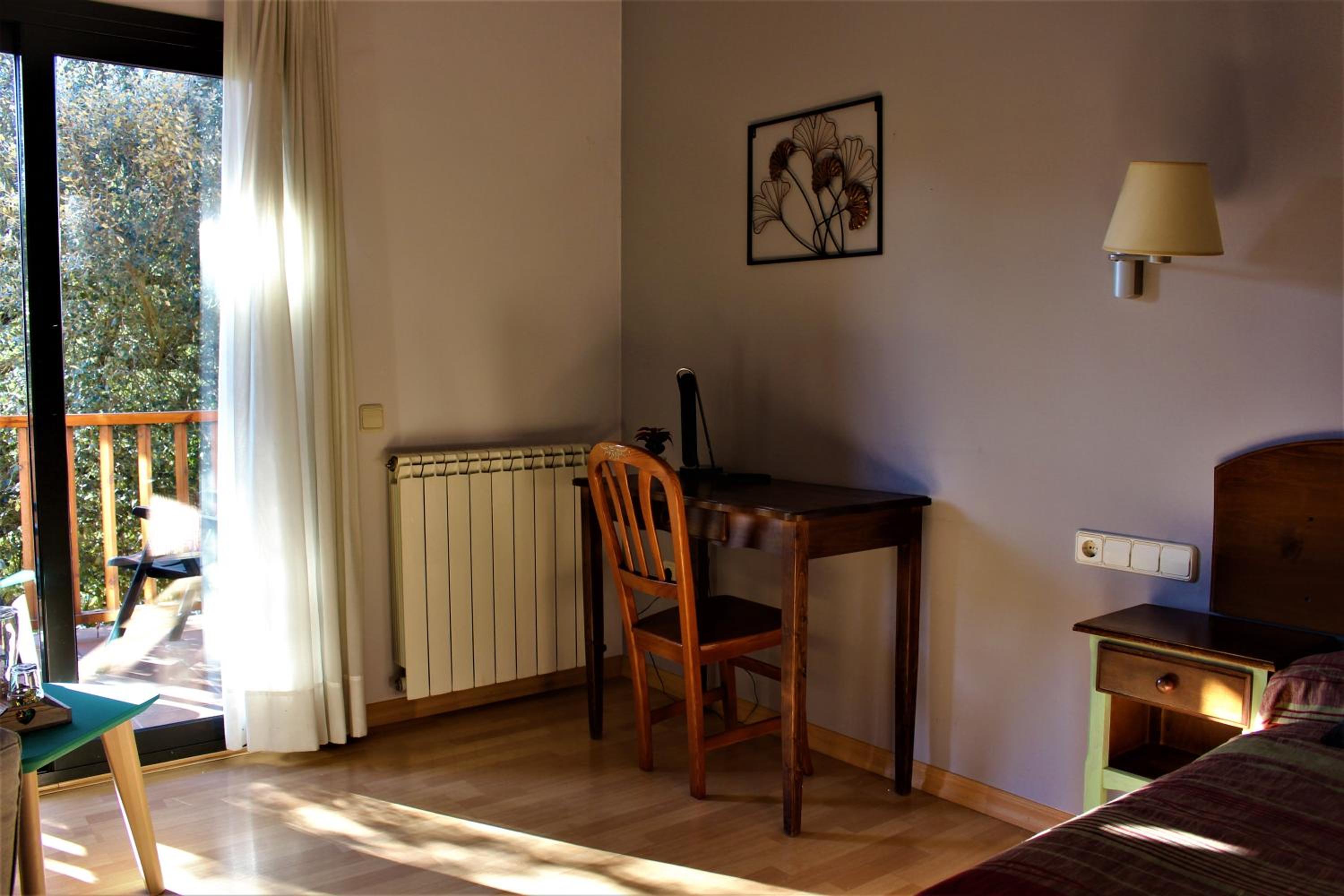 Standard Queen Room - Photo 7