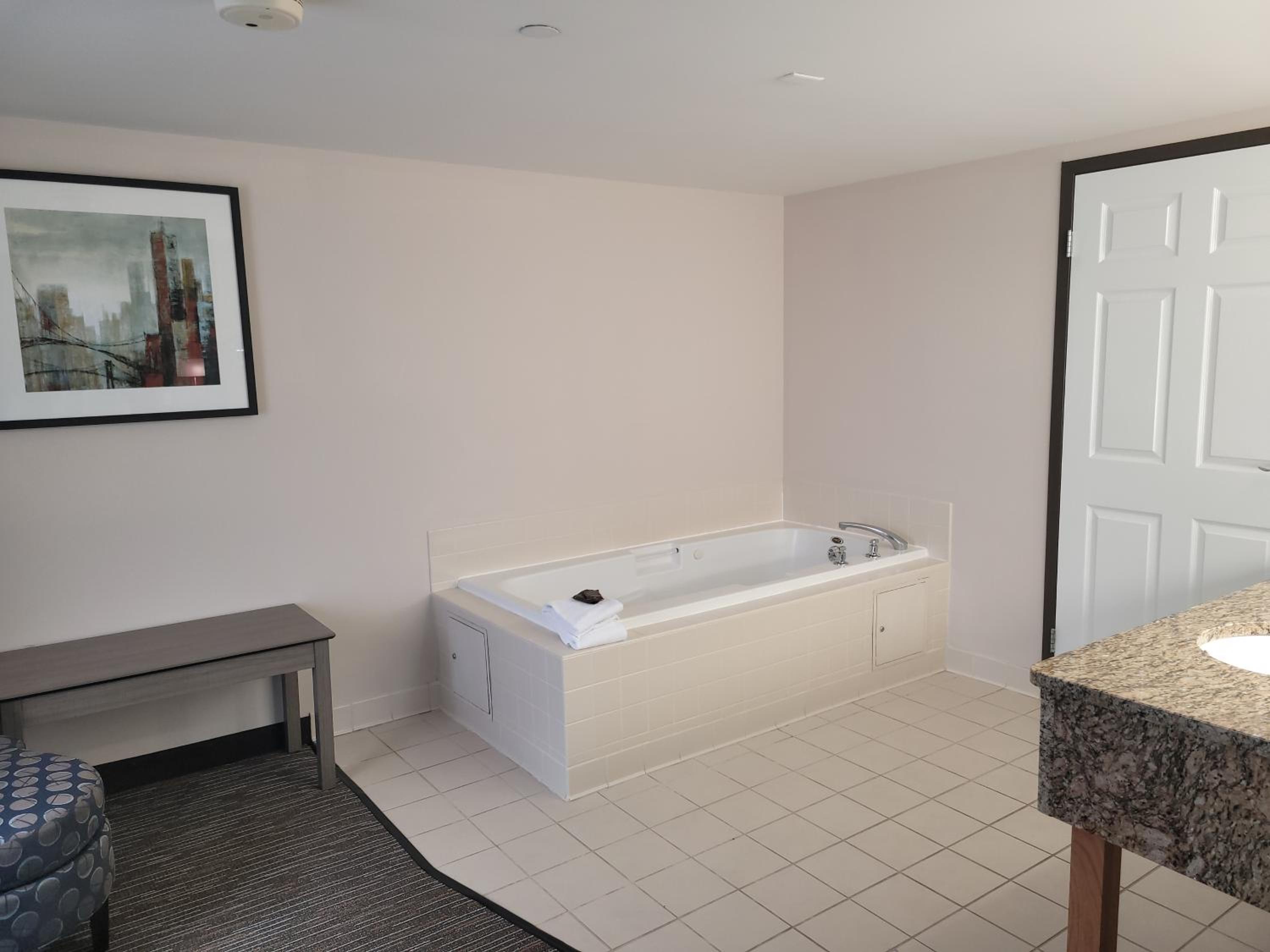 King Suite with Hot Tub - Non-Smoking - Photo 5