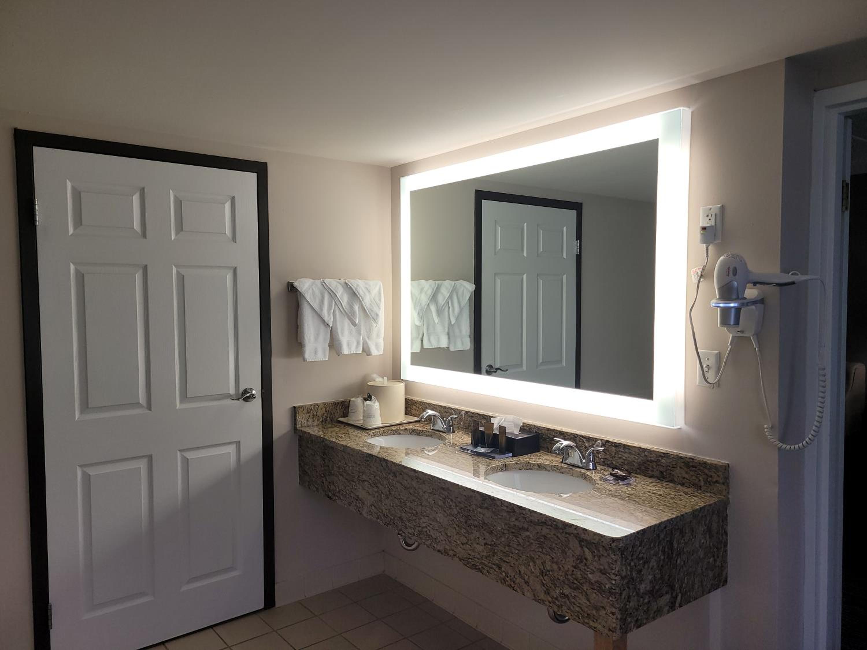 King Suite with Hot Tub - Non-Smoking - Photo 4