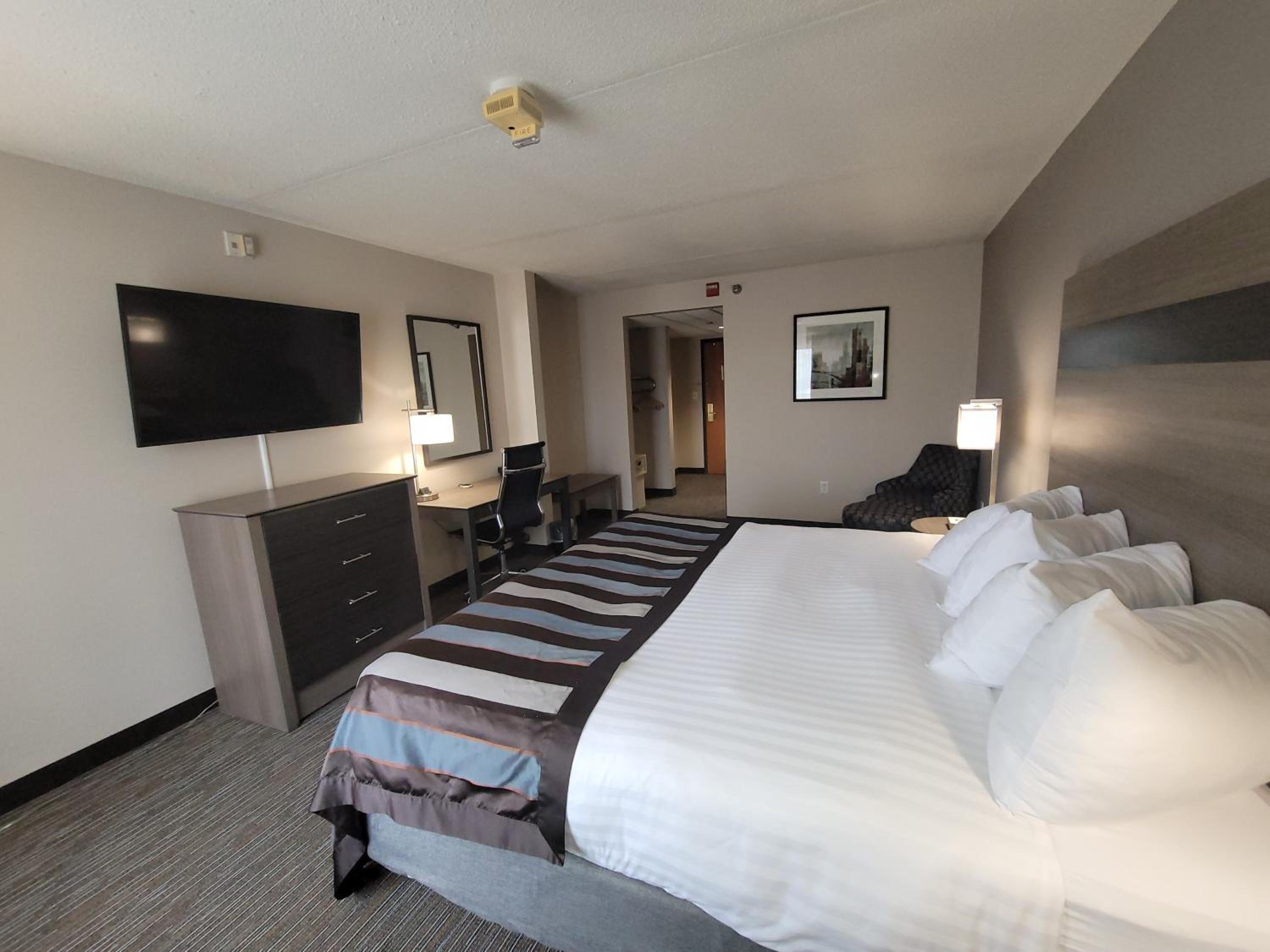 King Room with Bath Tub - Mobility Accessible/Non-Smoking - Photo 4