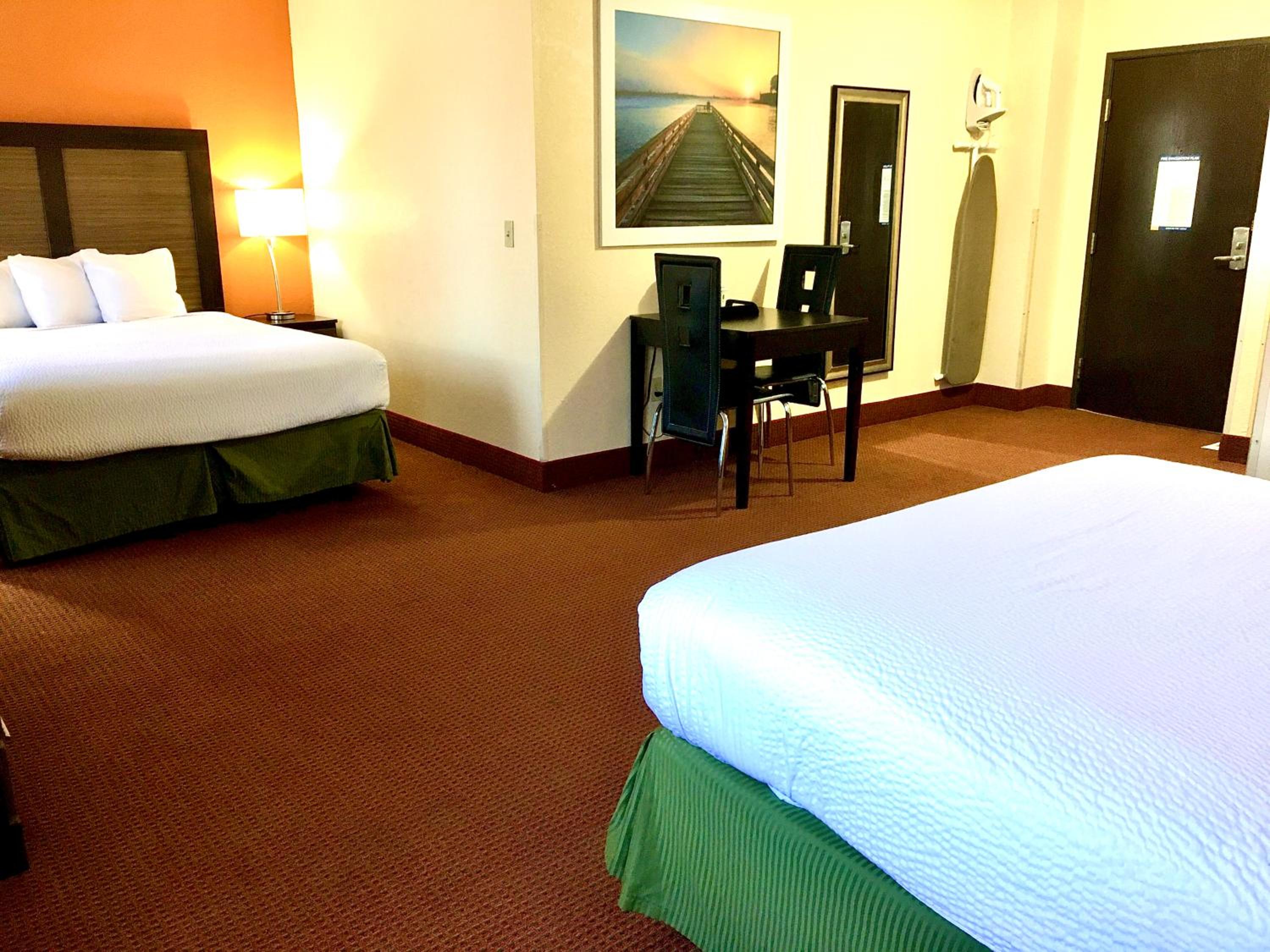 Queen Room with Two Queen Beds - Mobility Access/Non-Smoking - Photo 2