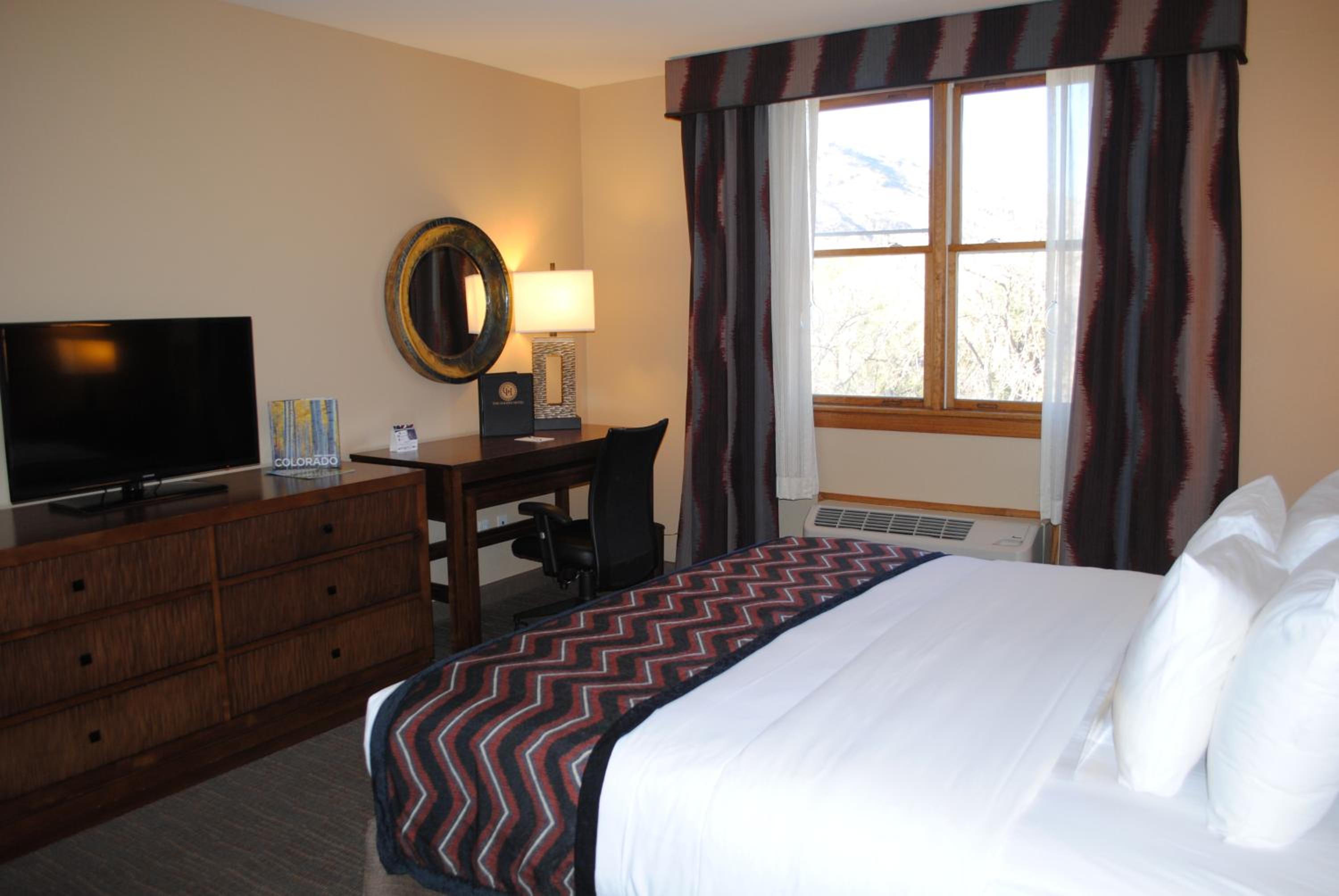 King Room with Roll-In Shower - Accessible/Non-Smoking photo 2