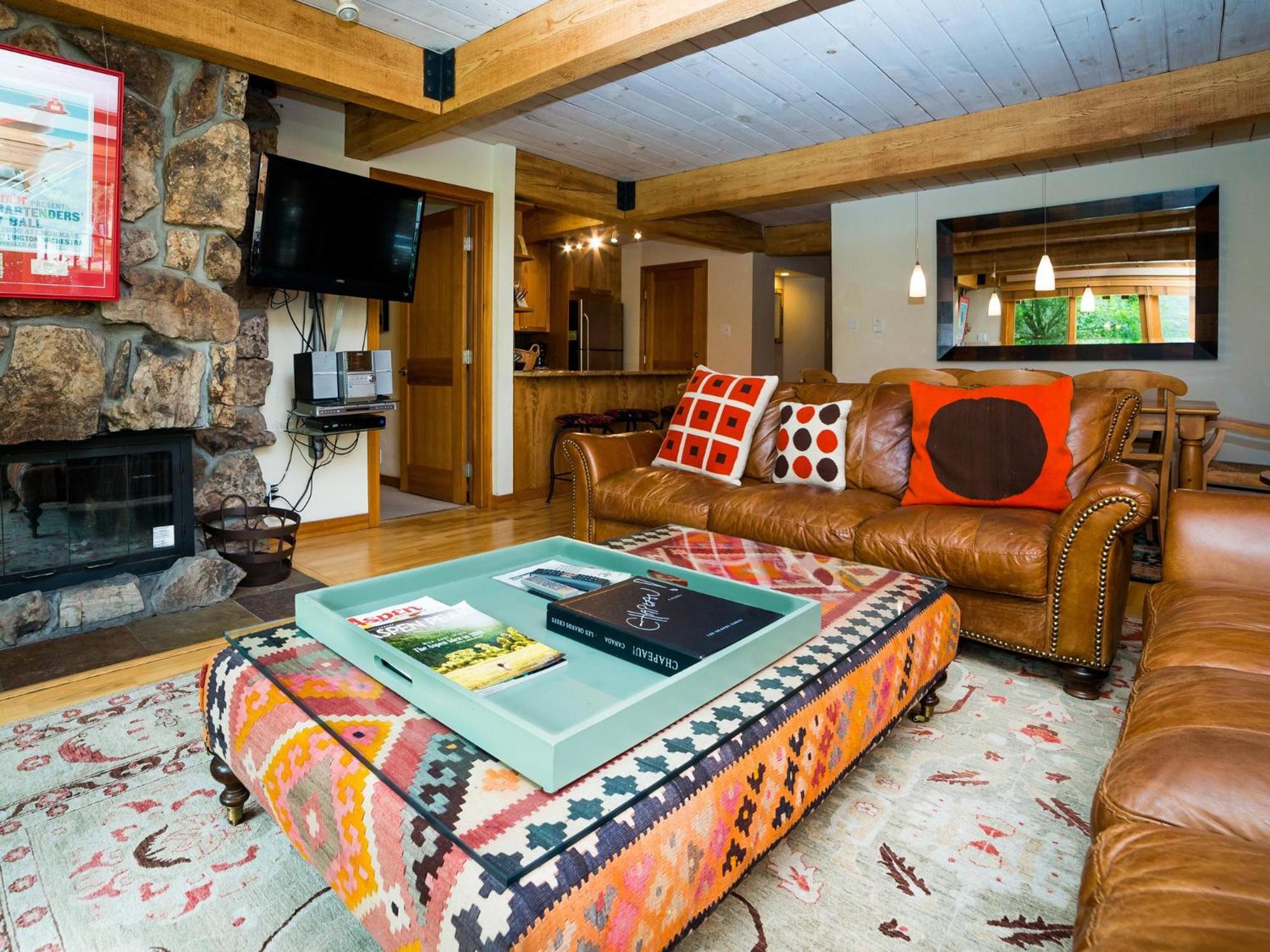 Stylish Three-Bedroom With Back Door Patio #206