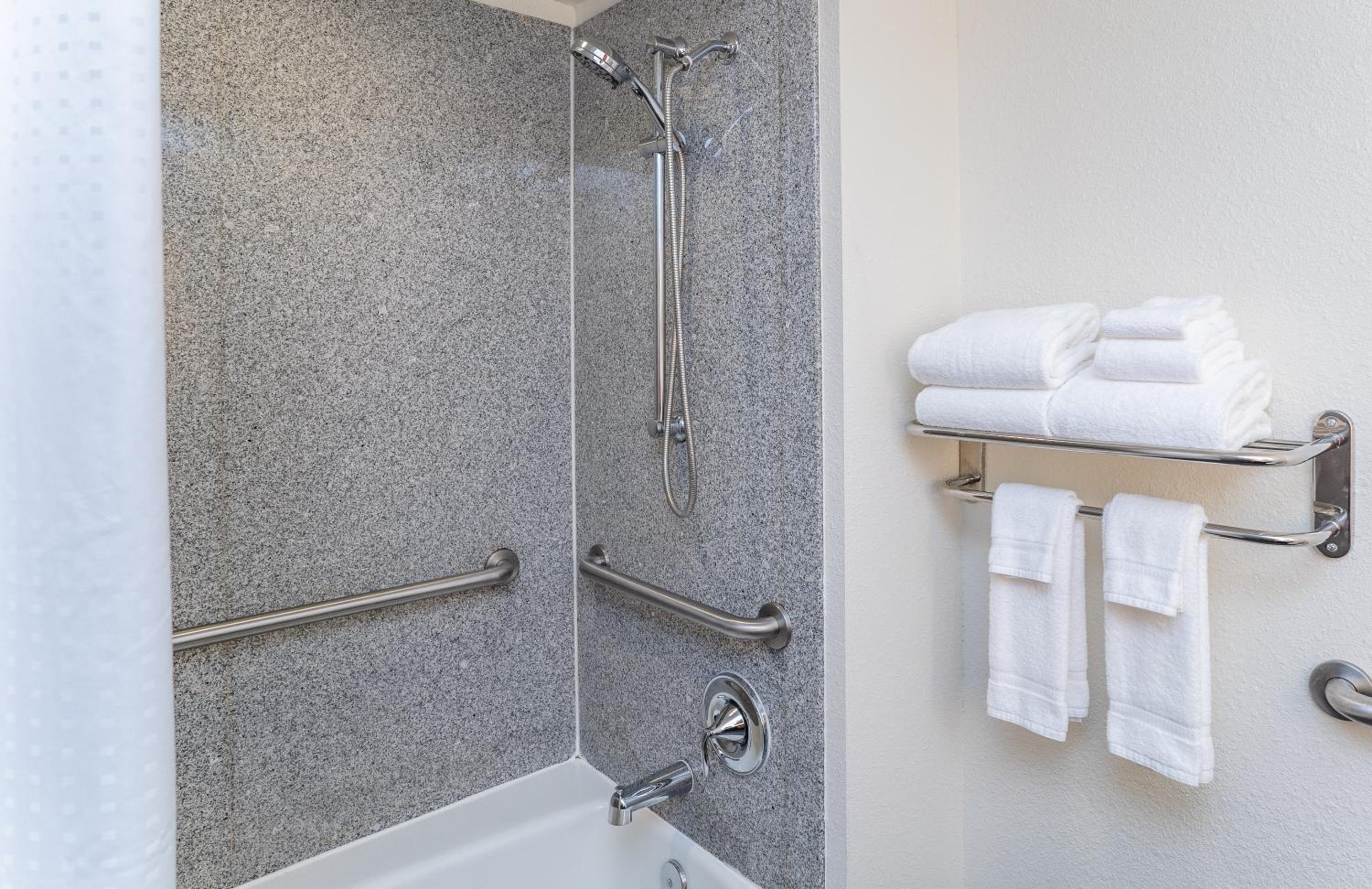 Standard Queen Room with Two Queen Beds and Mobility Accessible Tub - Photo 6