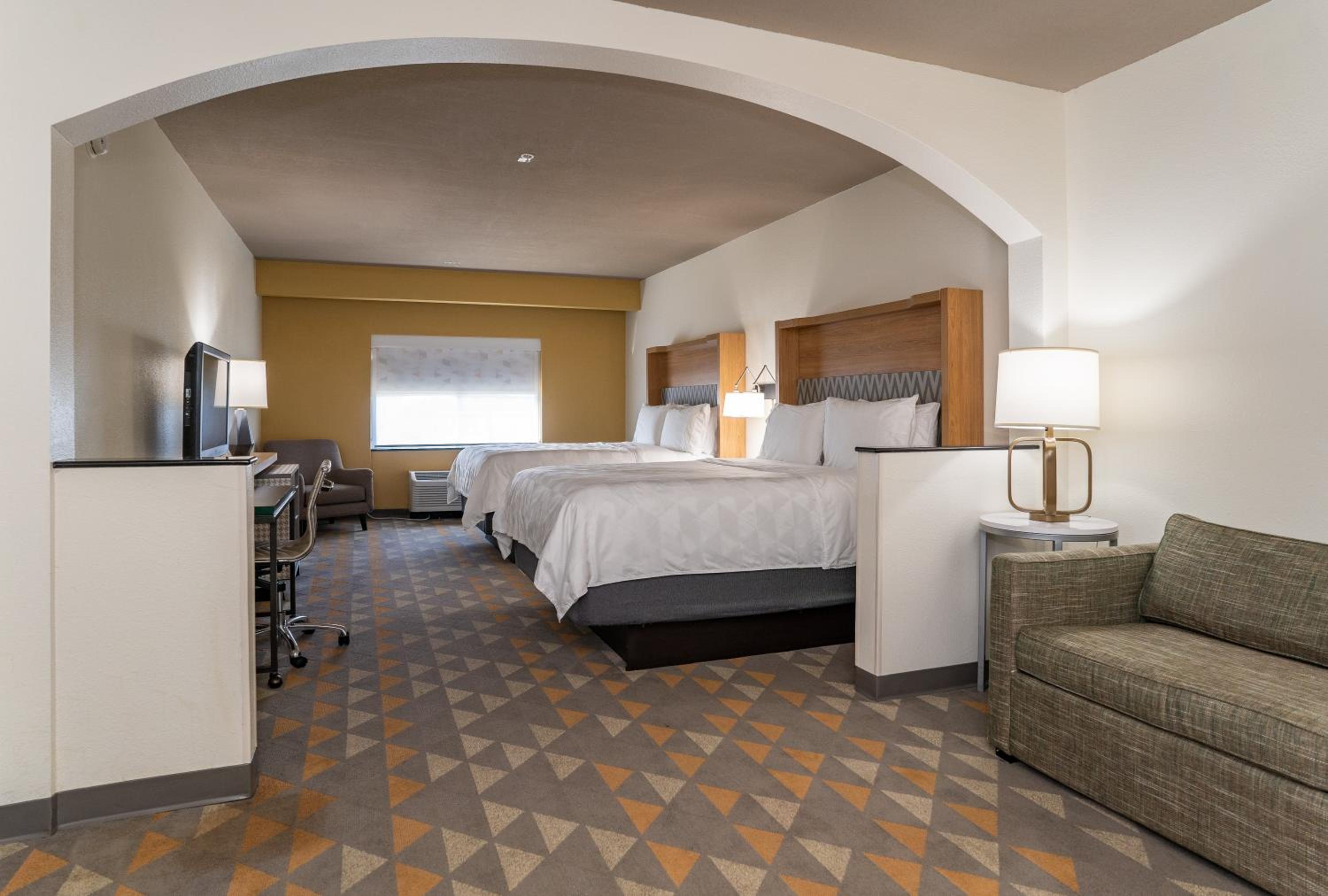 Standard Queen Room with Two Queen Beds - Photo 3