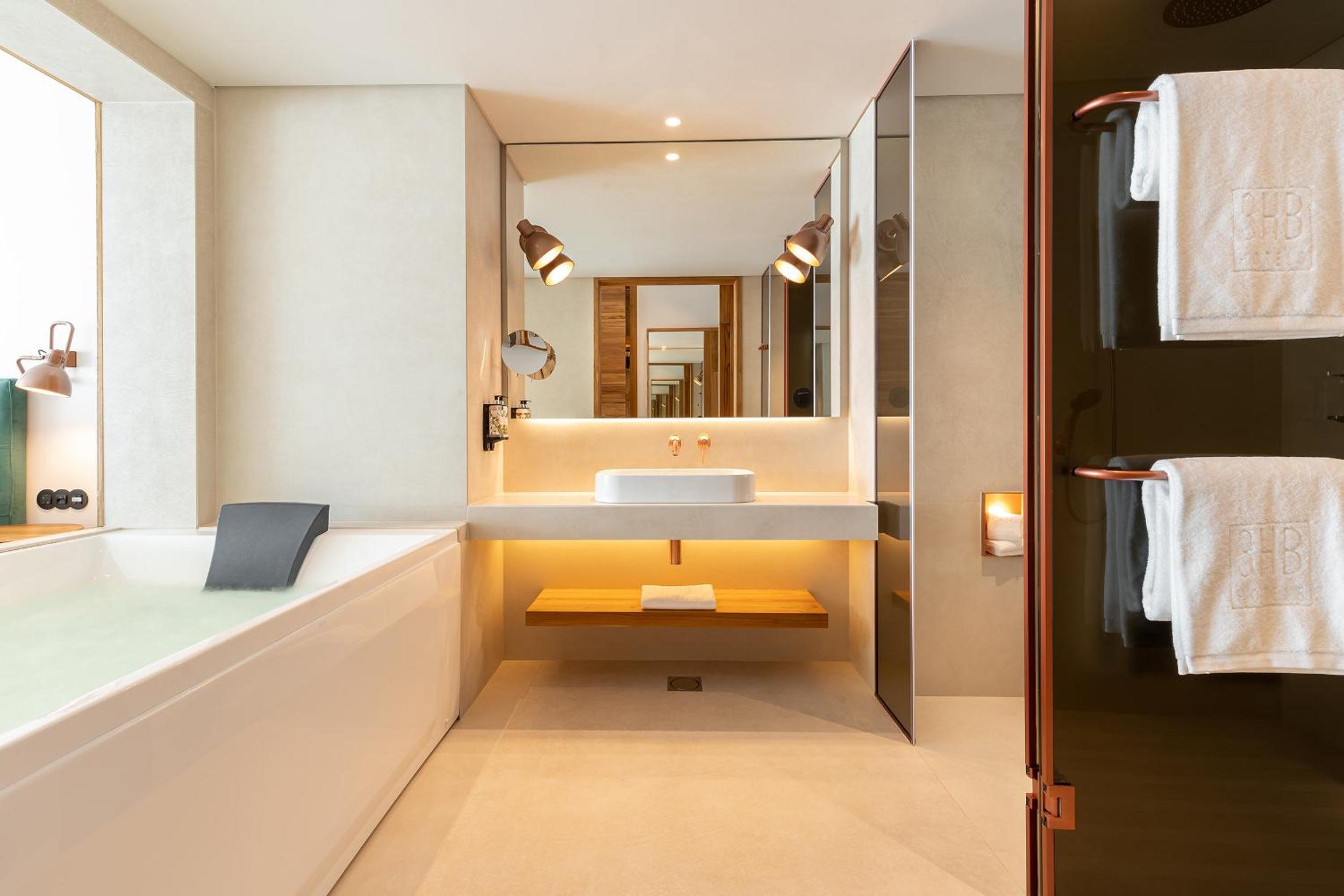 Superior Aqua Room