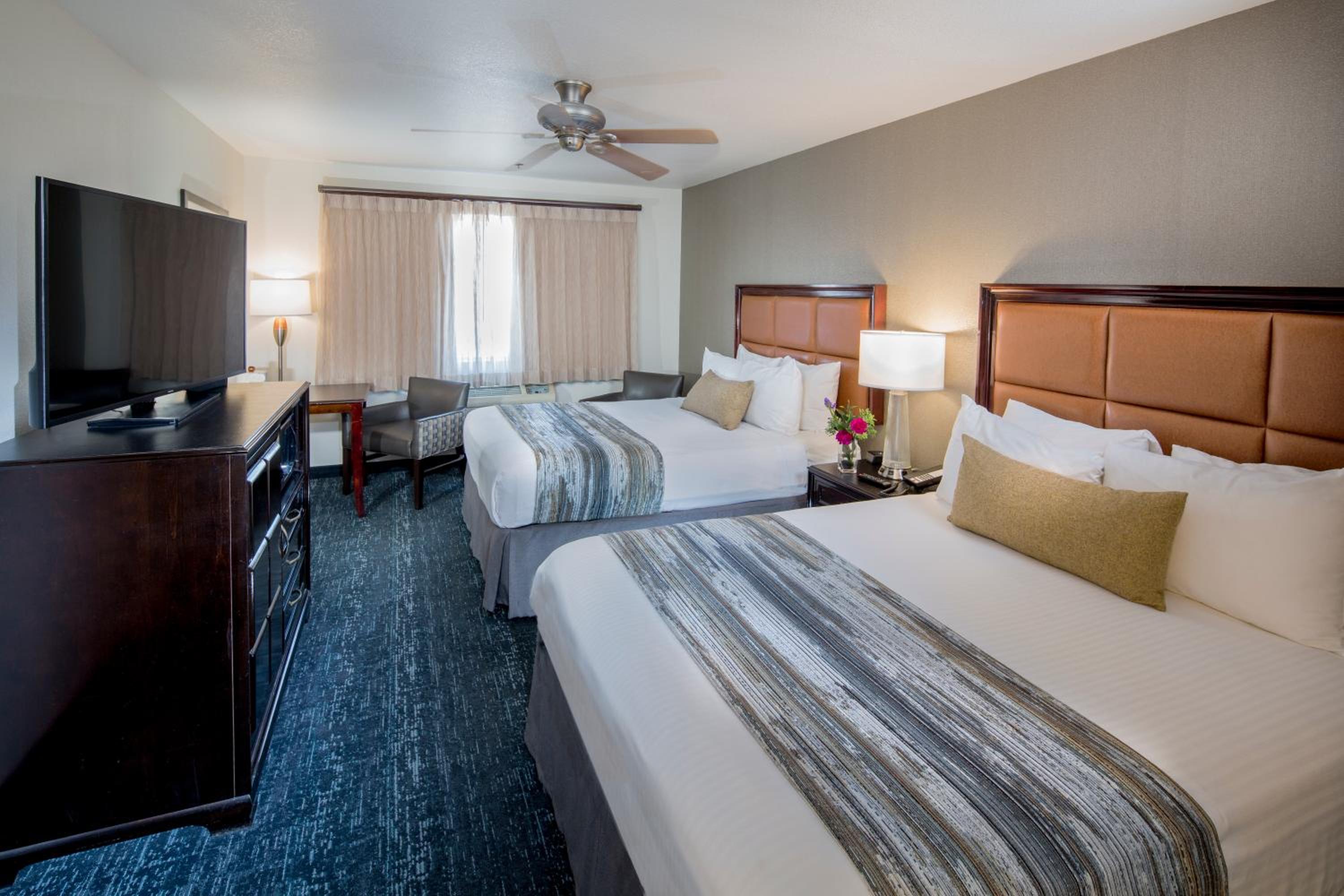 Queen Room with Two Queen Beds photo 1
