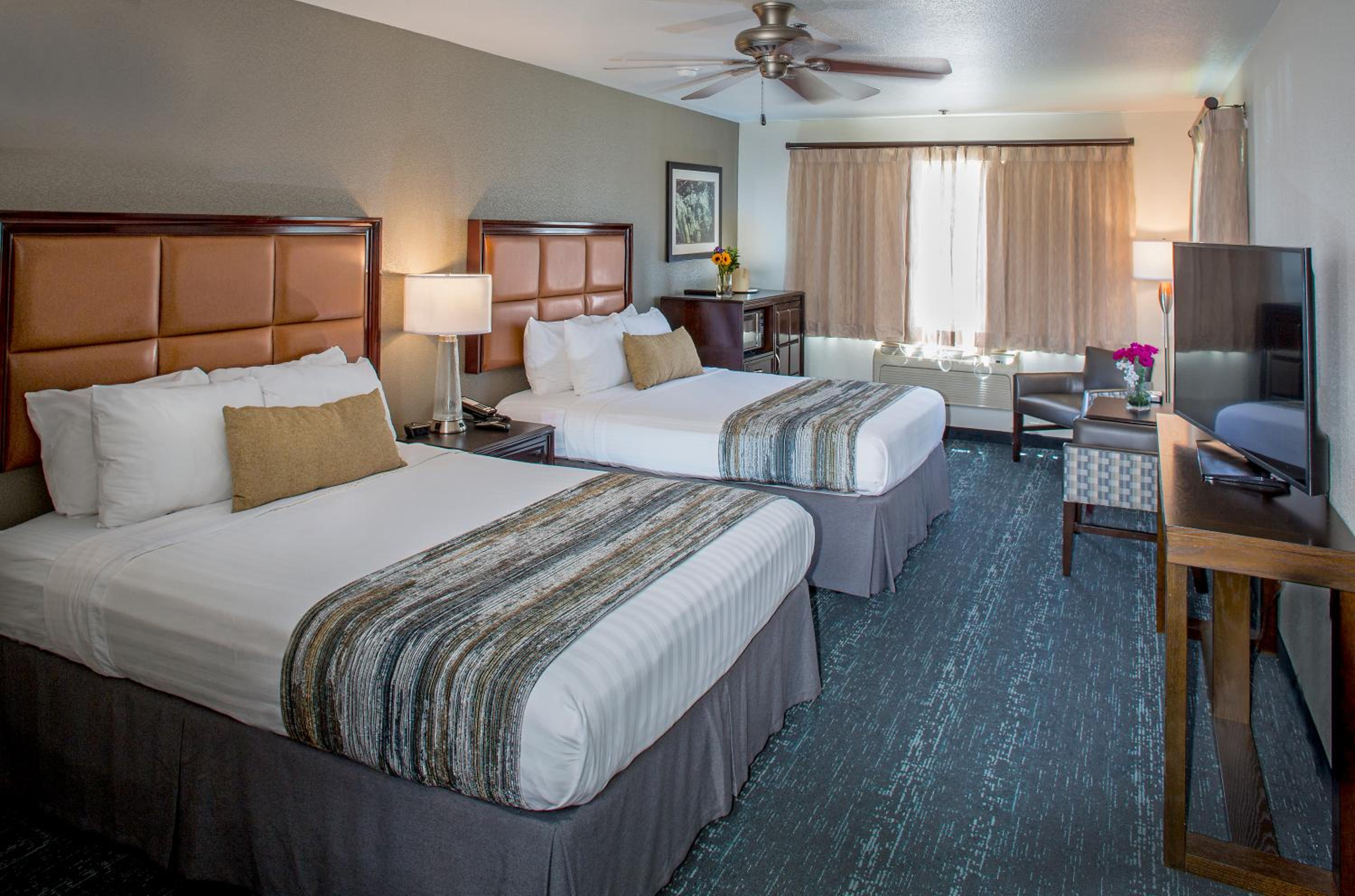 Queen Room with Two Queen Beds photo 3