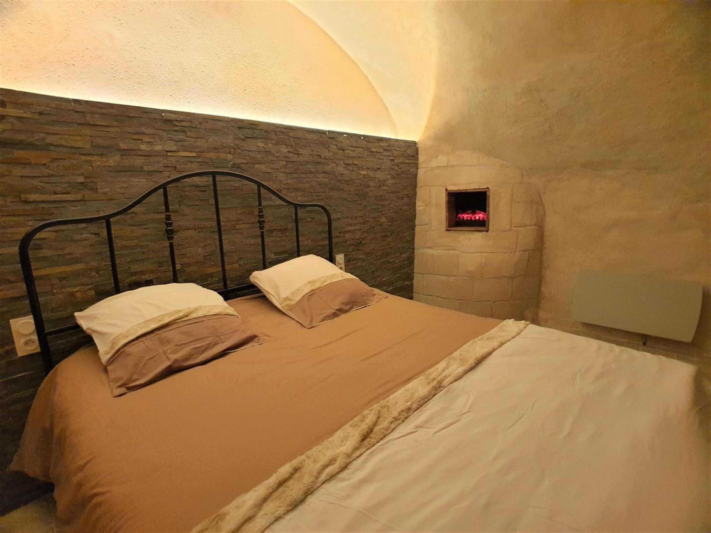 One-Bedroom Apartment - Photo 20