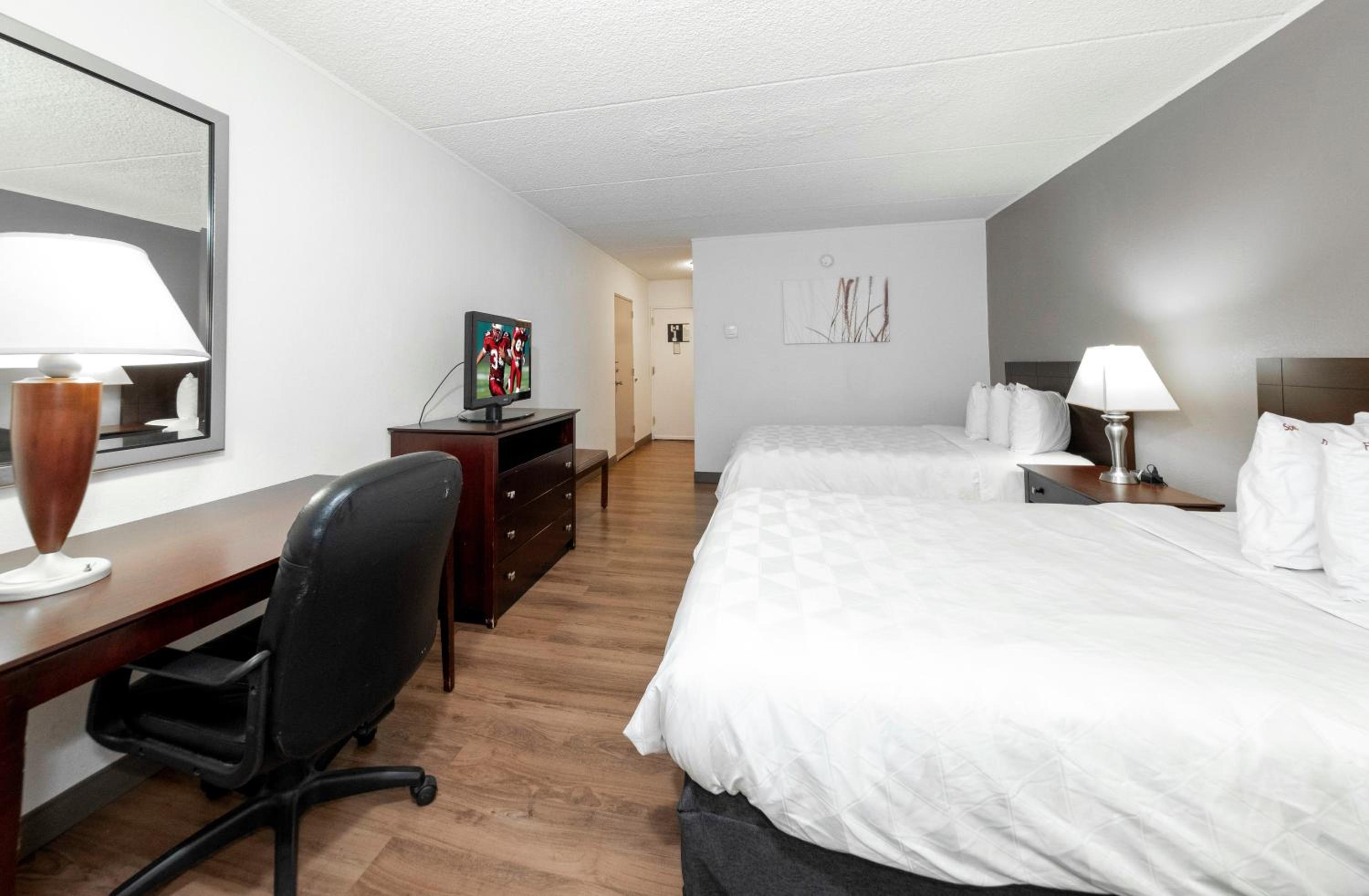 Deluxe Double Room with Two Double Beds - Disability Access/Smoke Free - Photo 2
