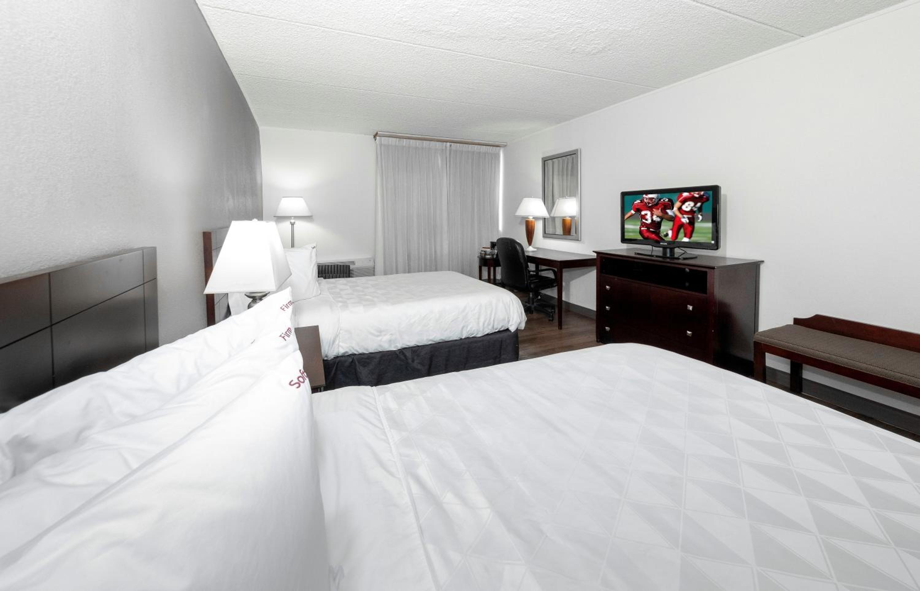 Deluxe Double Room with Two Double Beds - Disability Access/Smoke Free - Photo 4