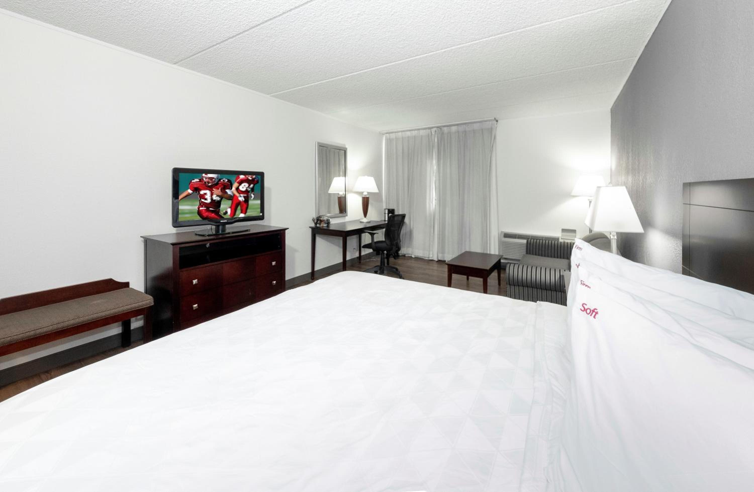 Deluxe King Room - Disability Access/Roll-In Shower Smoke Free - Photo 3