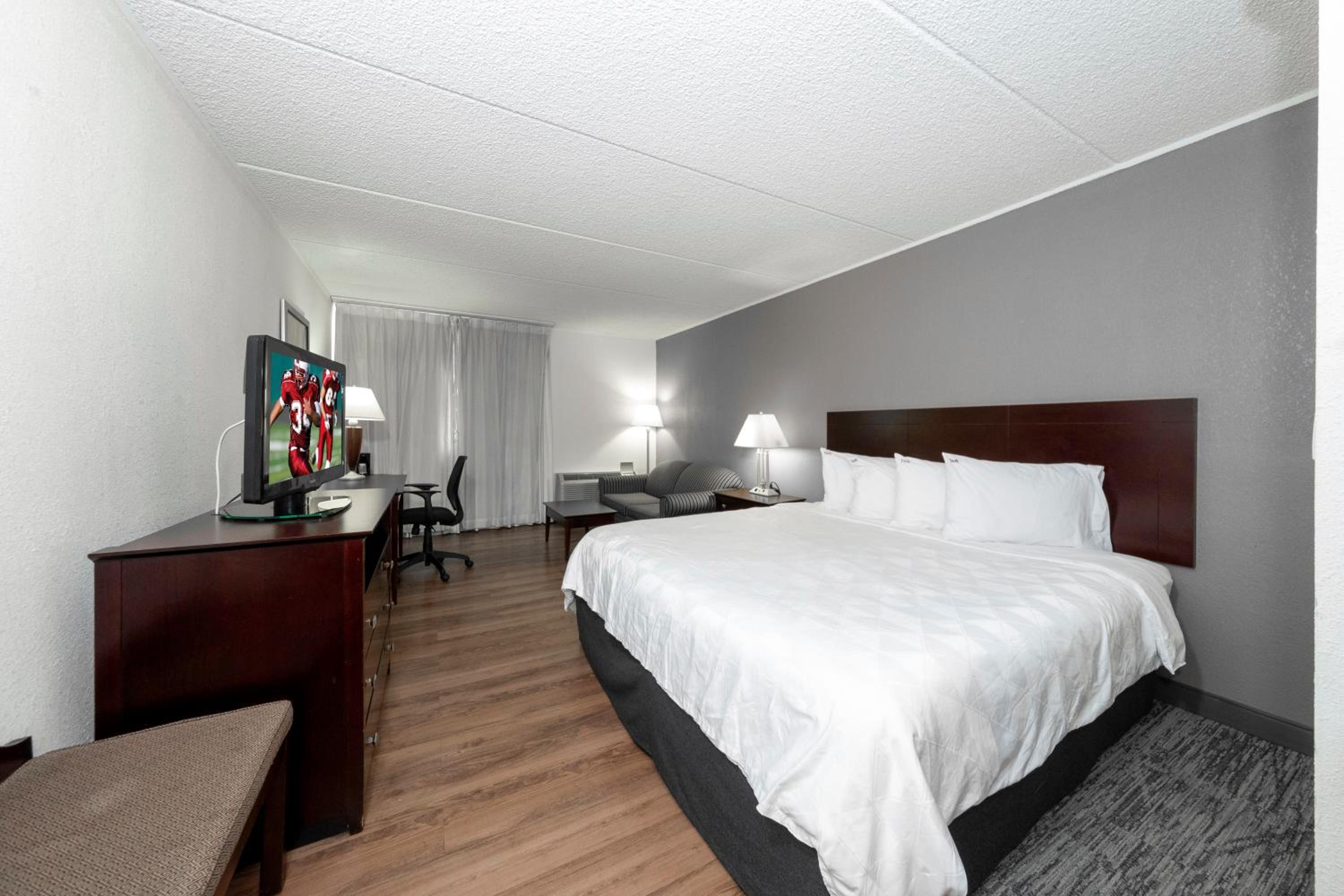 Deluxe King Room - Disability Access/Roll-In Shower Smoke Free - Photo 2