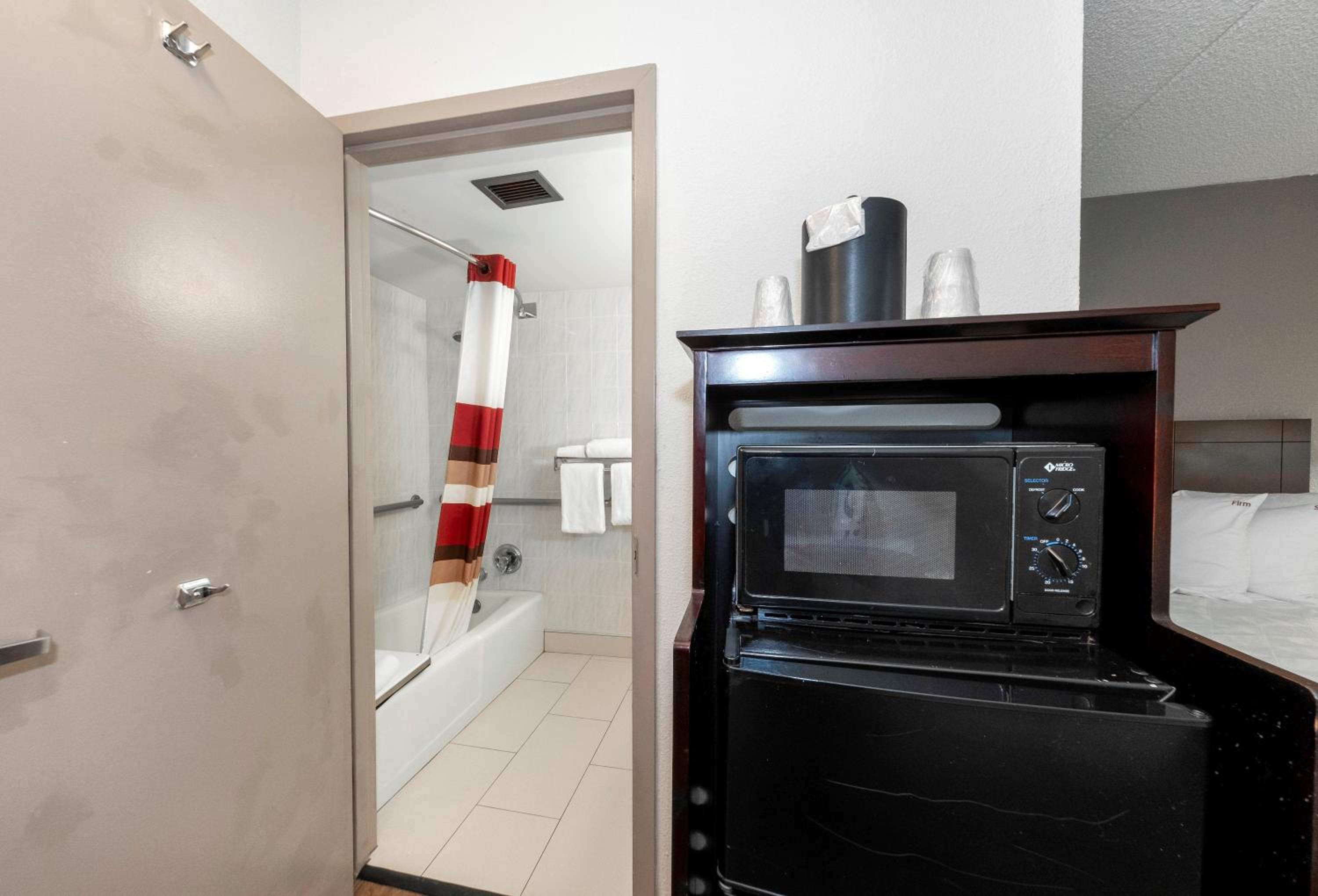 Deluxe Double Room with Two Double Beds - Disability Access/Smoke Free - Photo 3