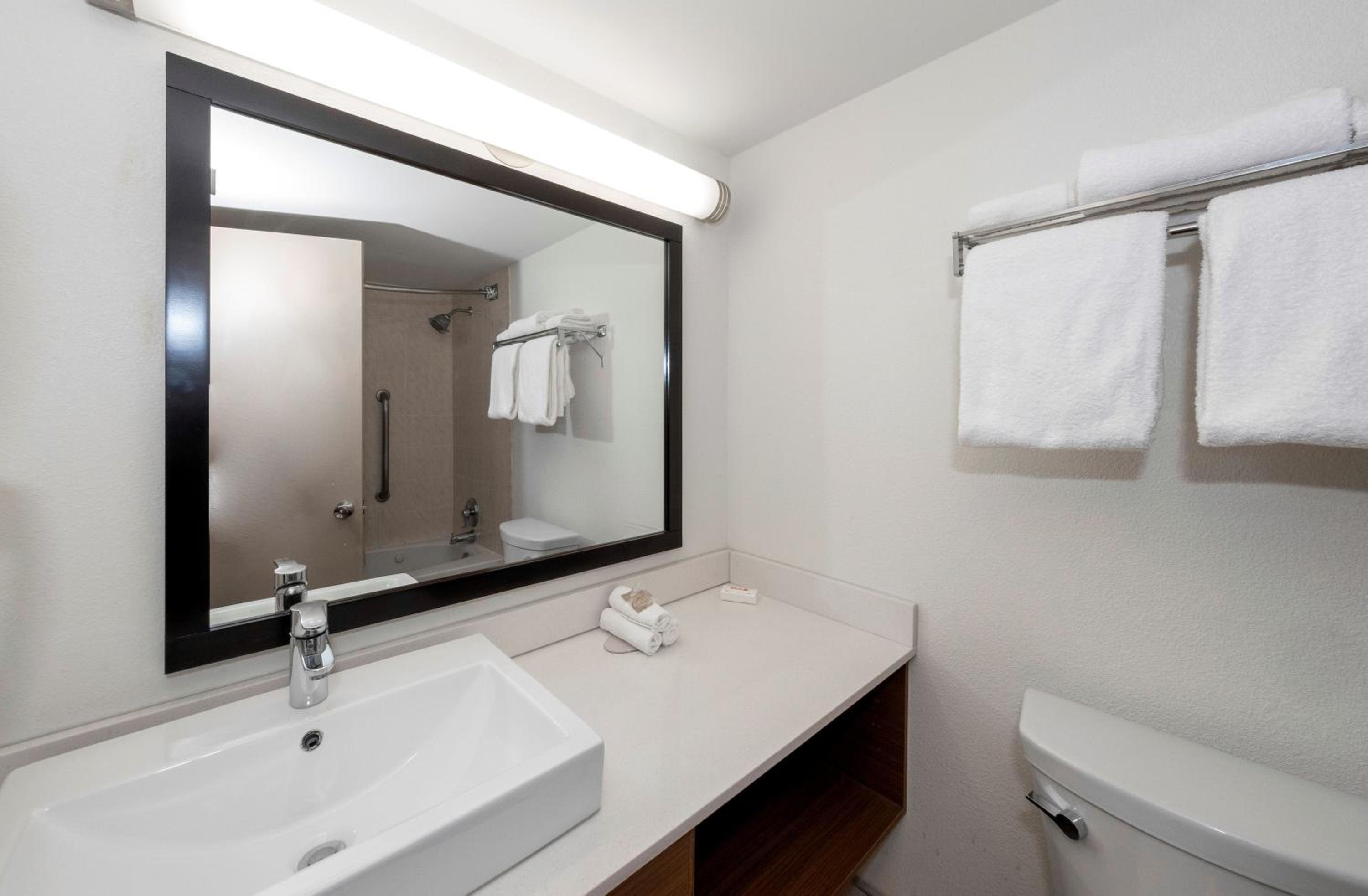 Deluxe Double Room with Two Double Beds Smoke Free - Photo 3