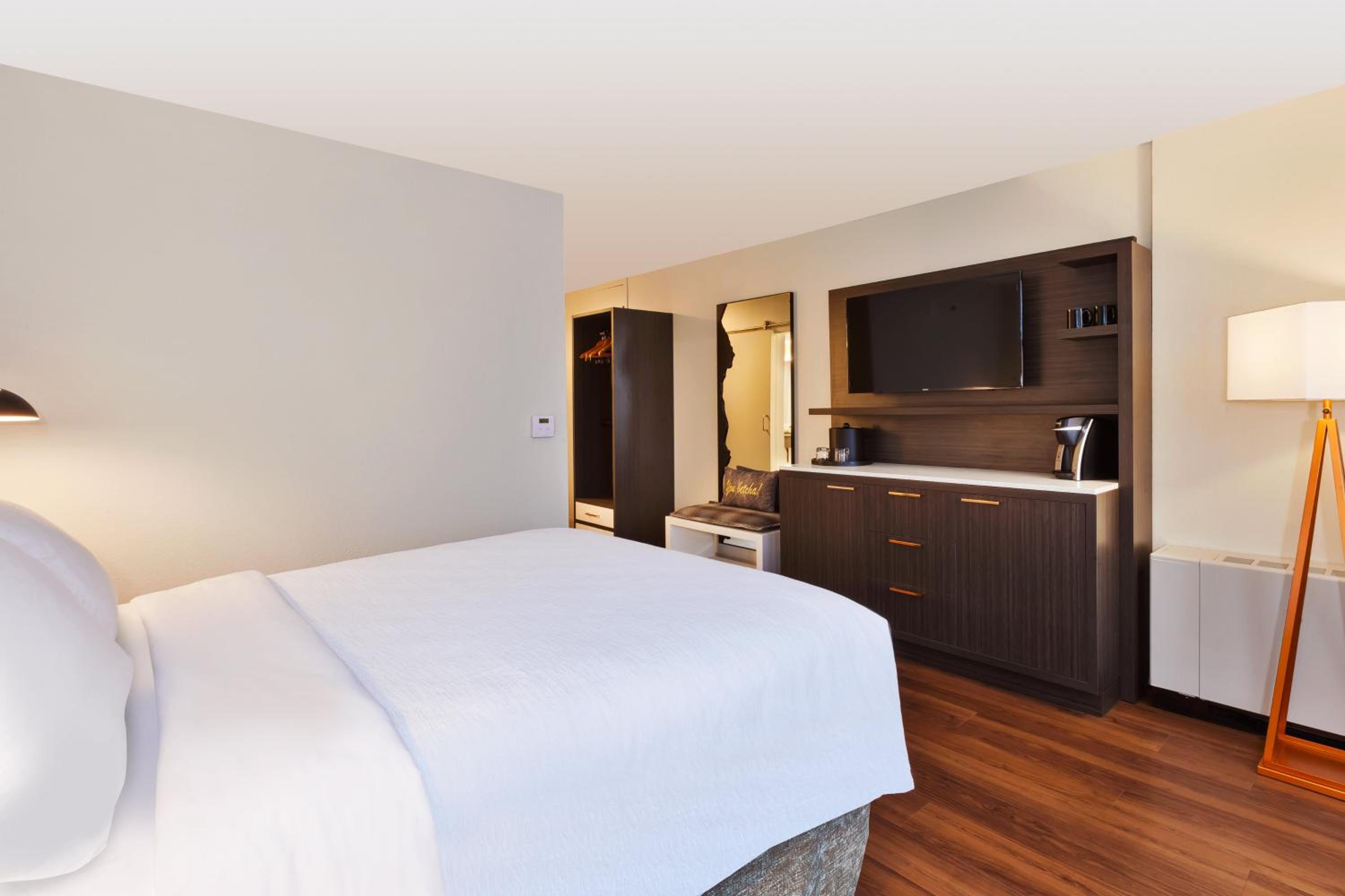 Standard Queen Room - Photo 7