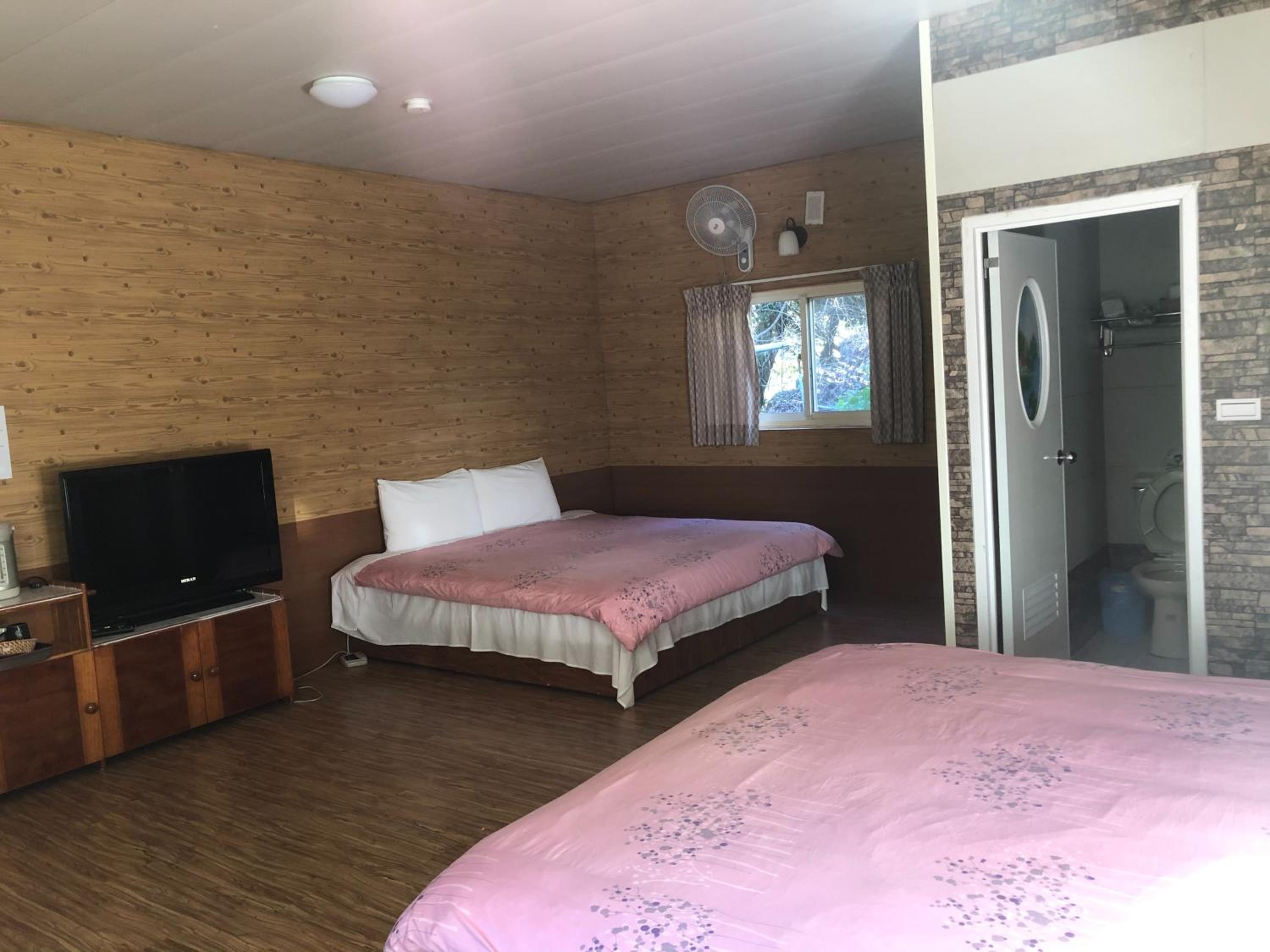 Quadruple Room with Private Bathroom photo 3