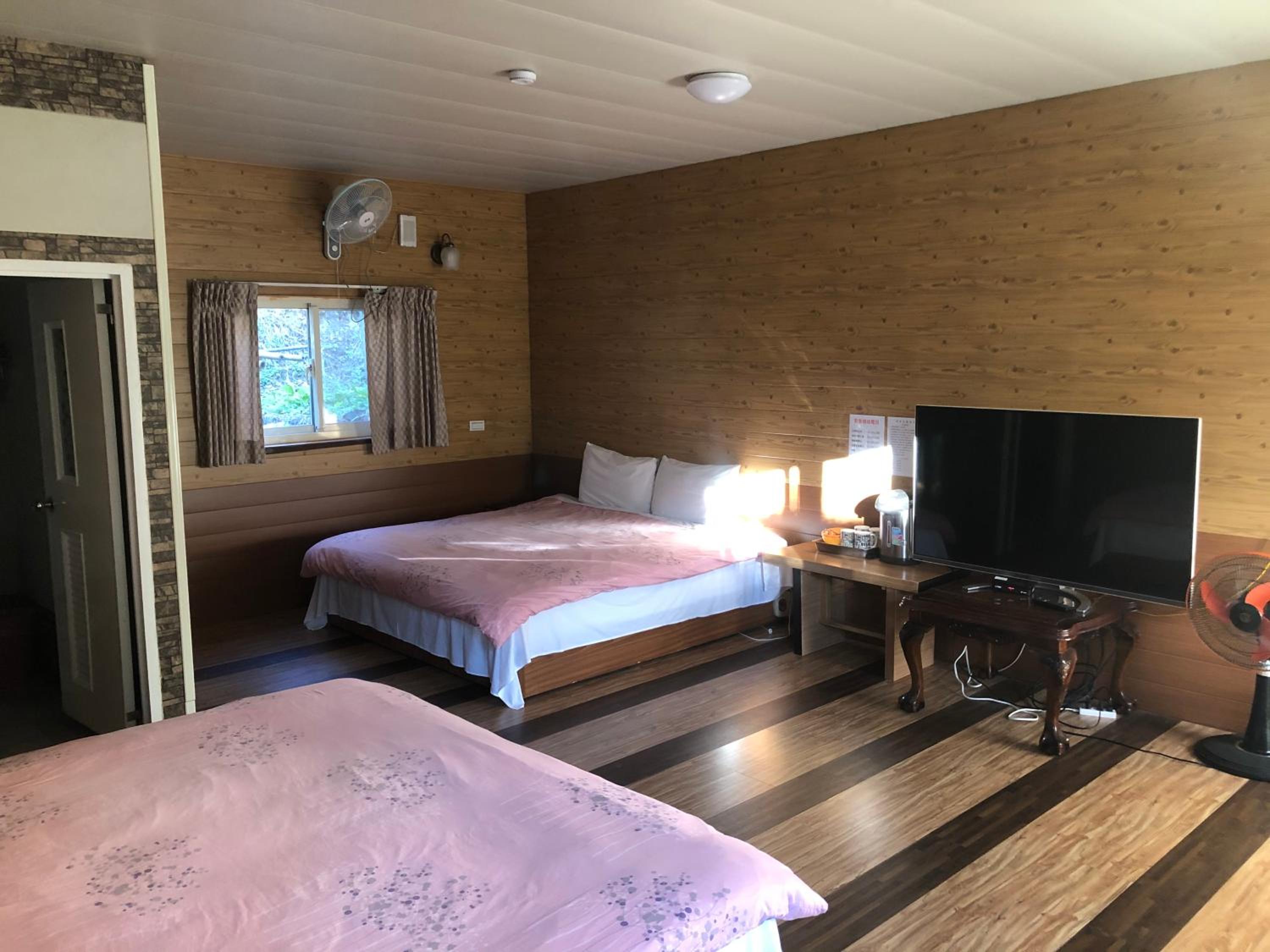 Quadruple Room with Private Bathroom photo 1
