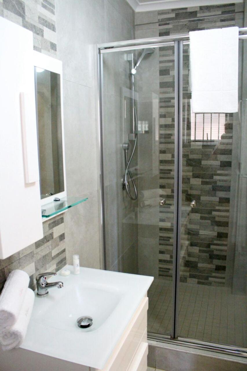 Double or Twin Room with Private Bathroom photo 3