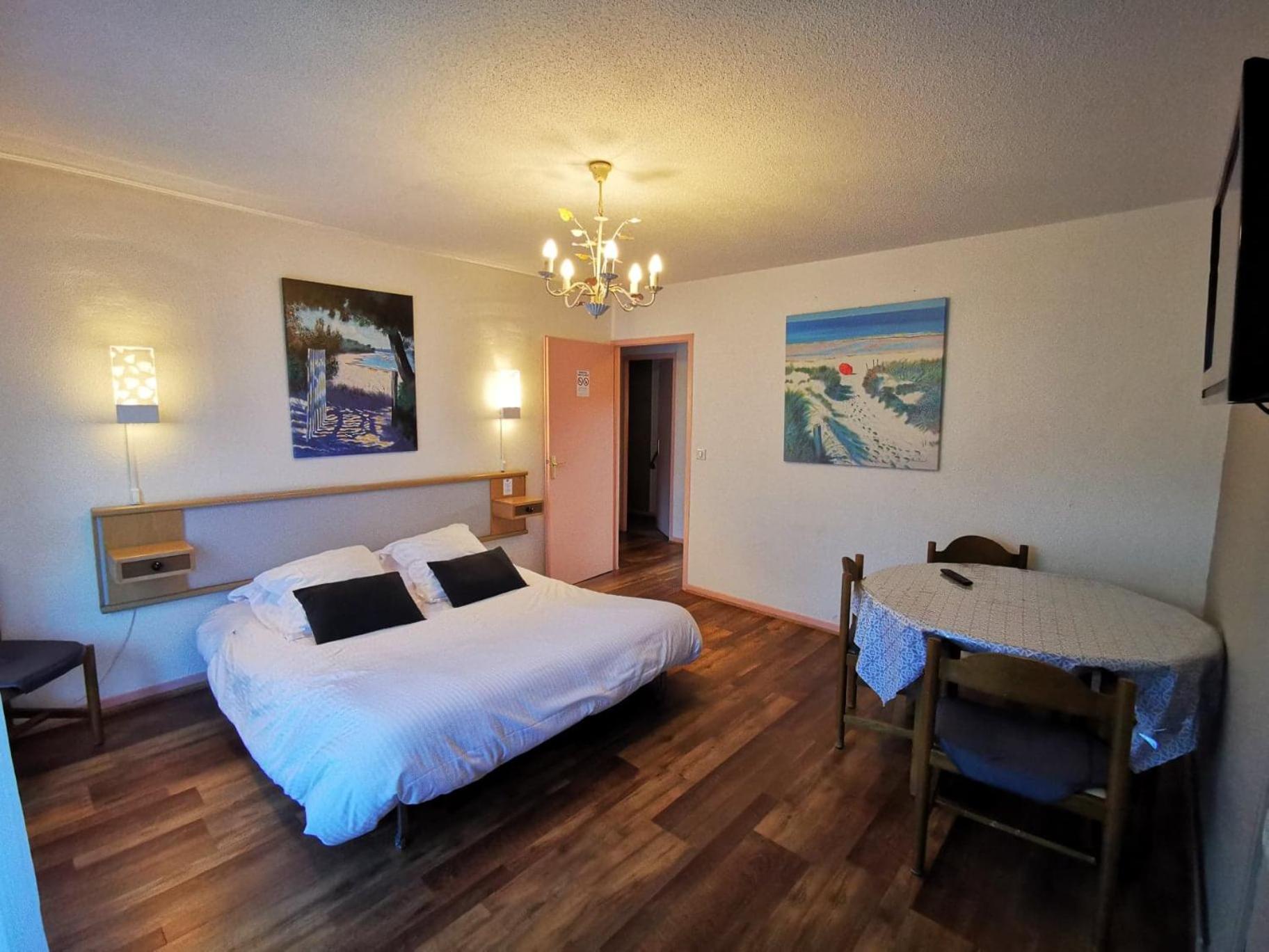 One-Bedroom Apartment - Photo 1