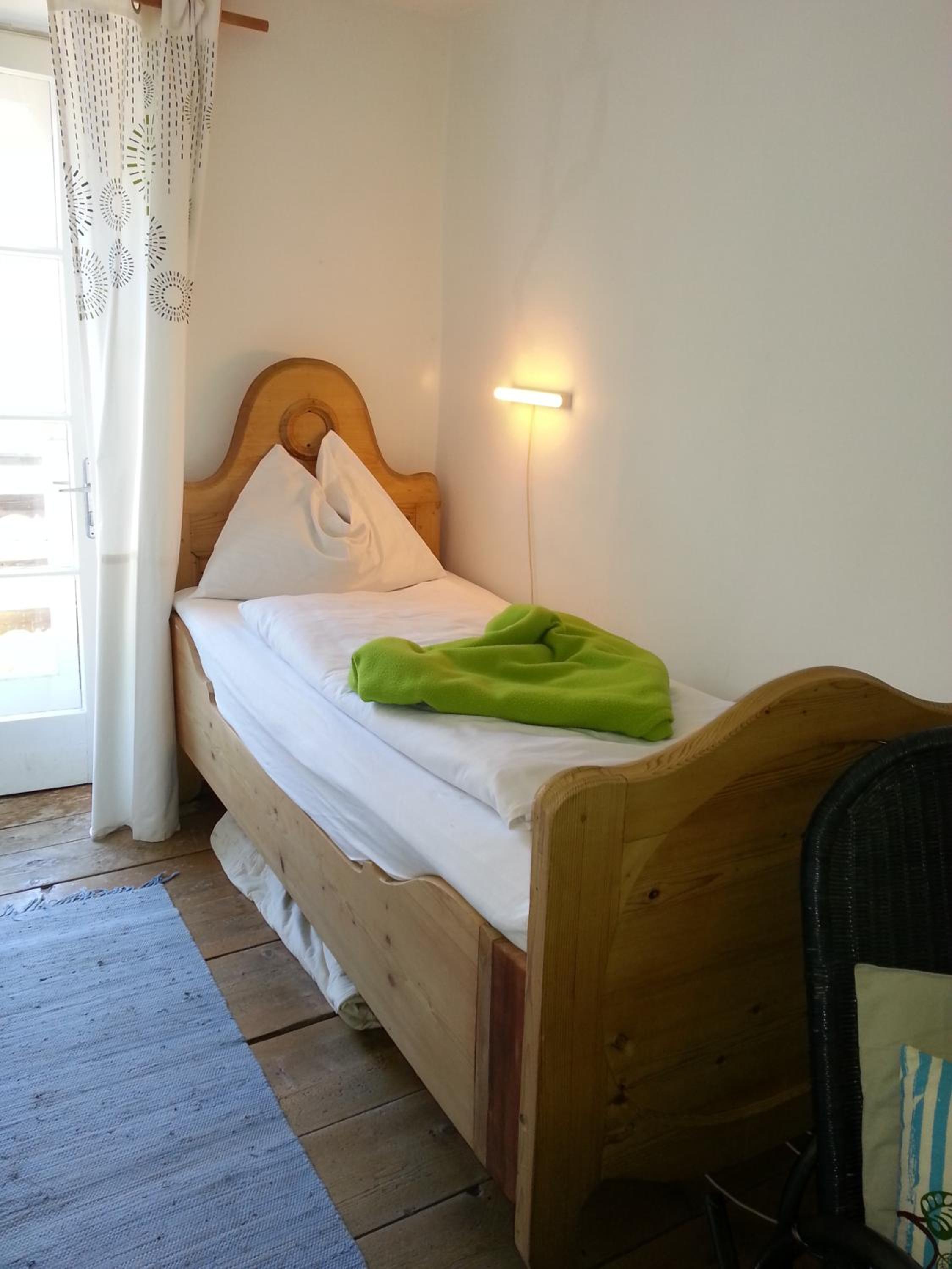 Single Room with Shared Shower and Toilet (no lakeview) photo 3