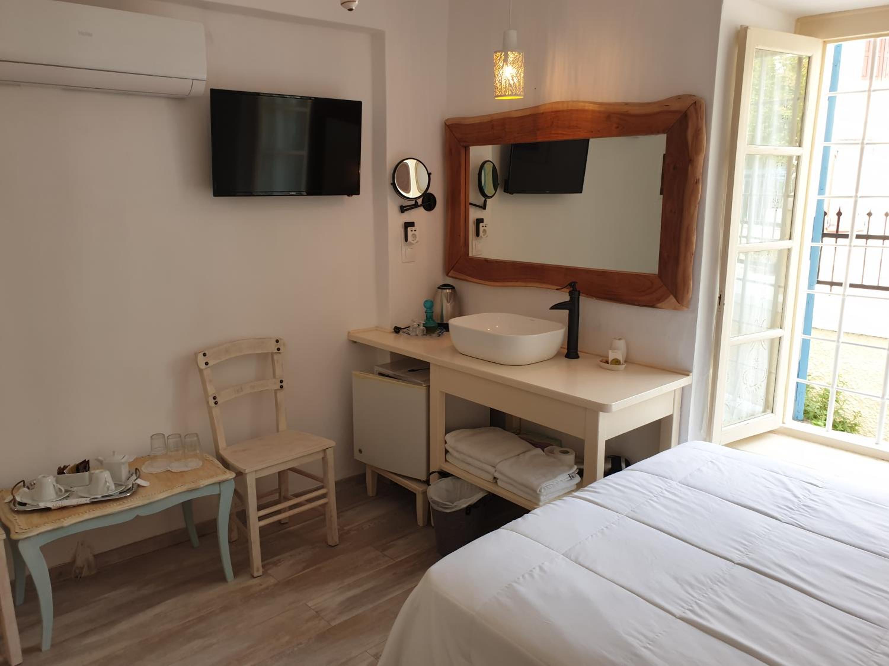 Twin Room - Penelope photo 2