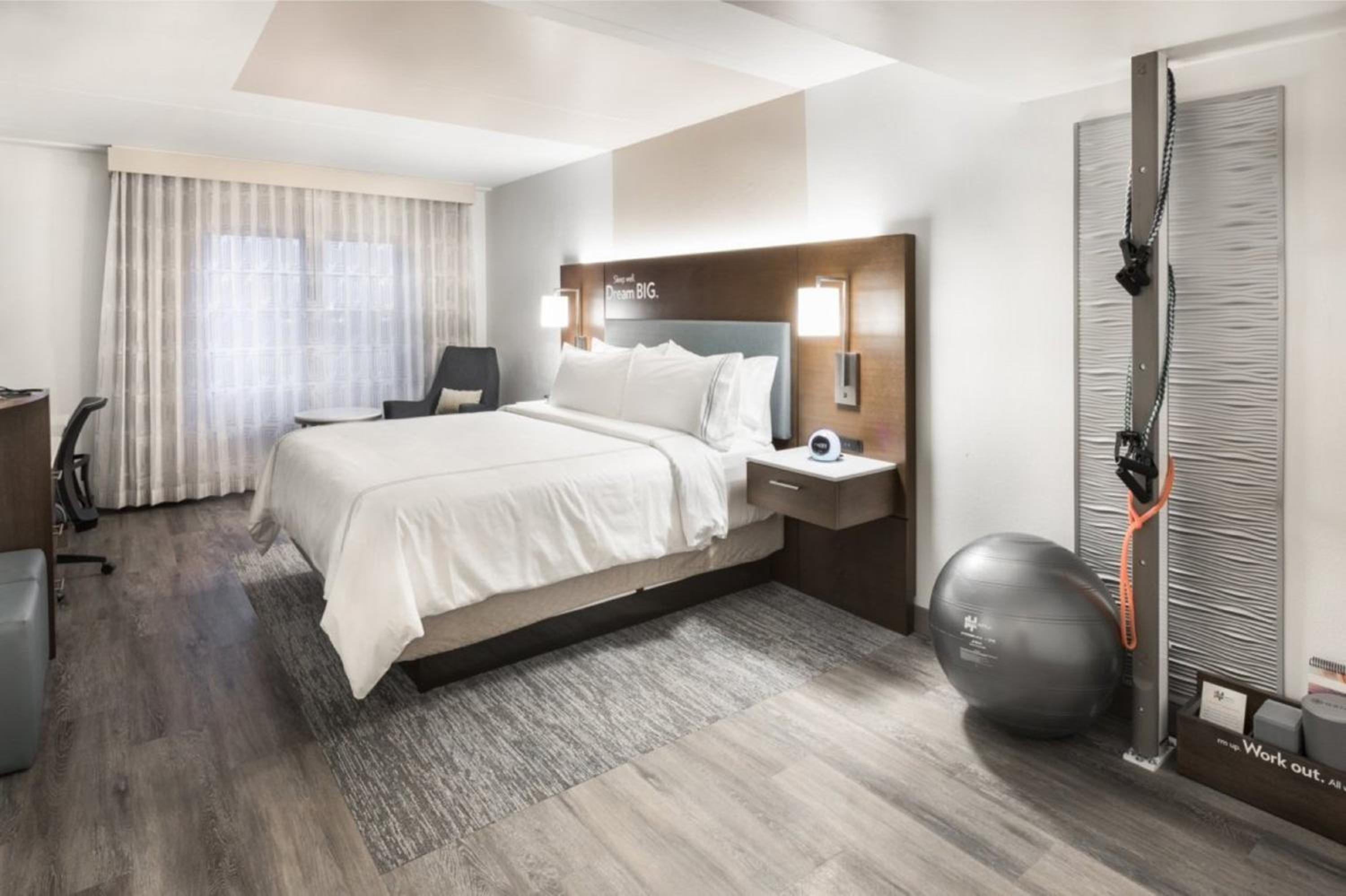 Standard King Room - Photo 8