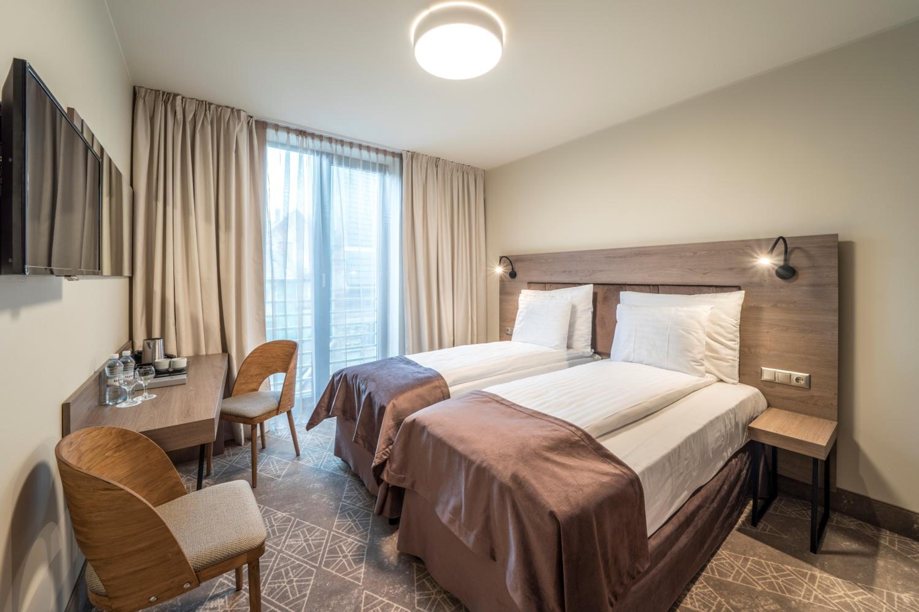 Standard Double or Twin Room - Photo 7