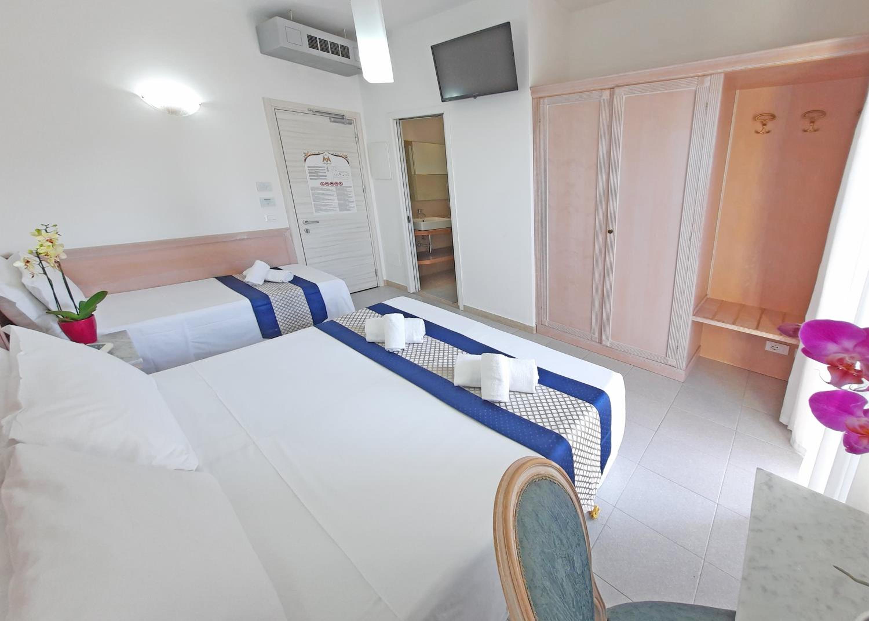 Triple Room with Partial Sea View photo 3