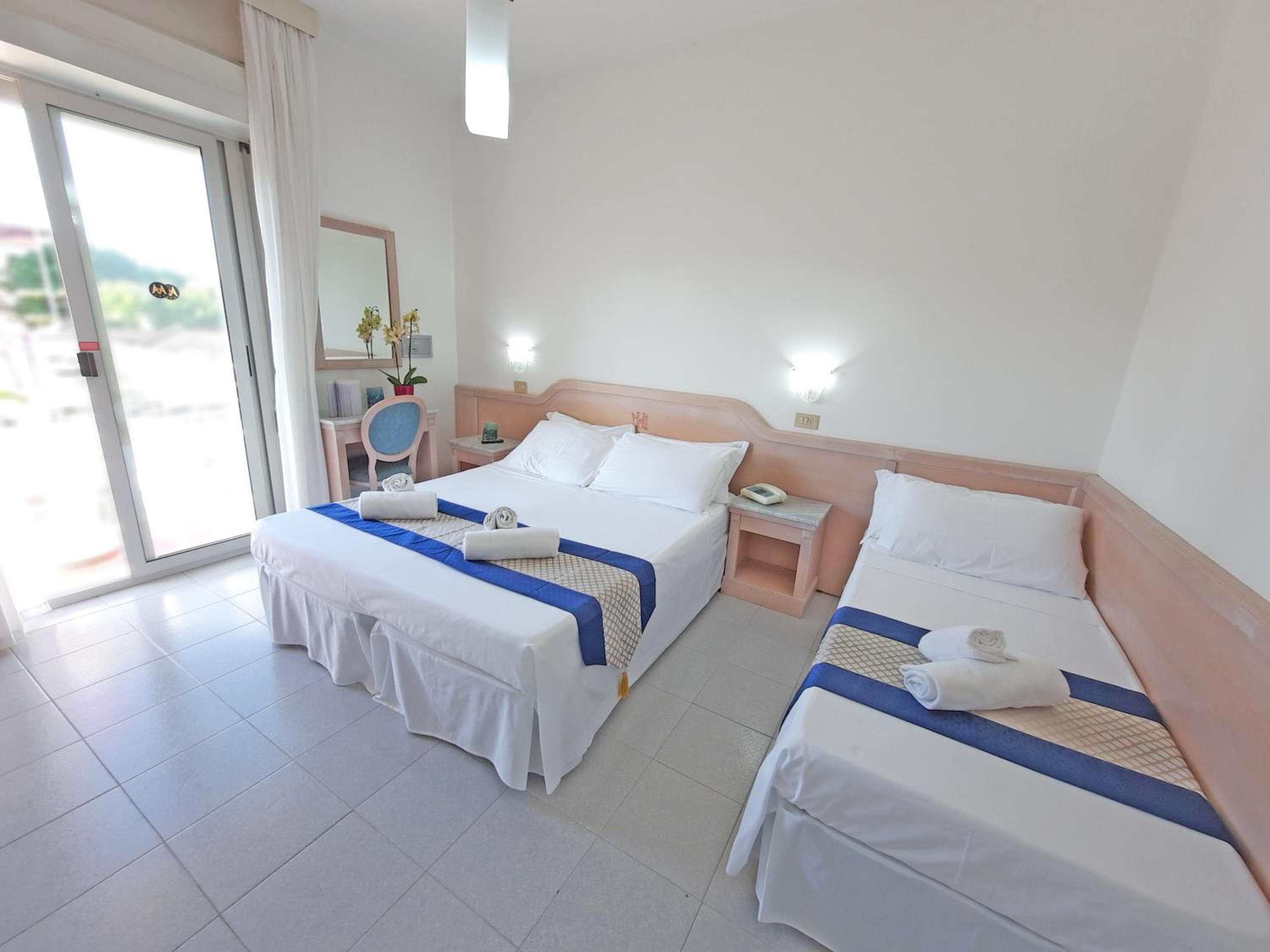 Triple Room with Partial Sea View photo 2