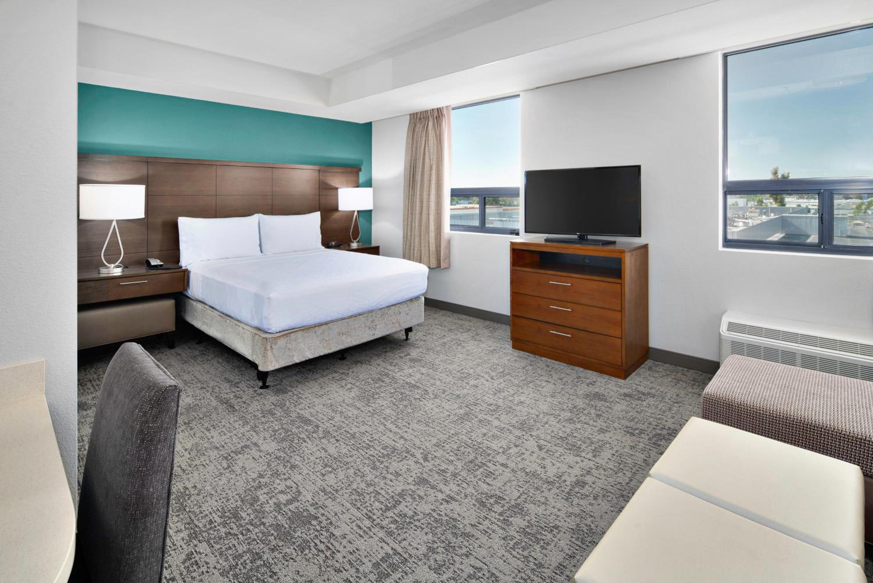 Queen Studio Suite with Sofa Bed - Photo 6