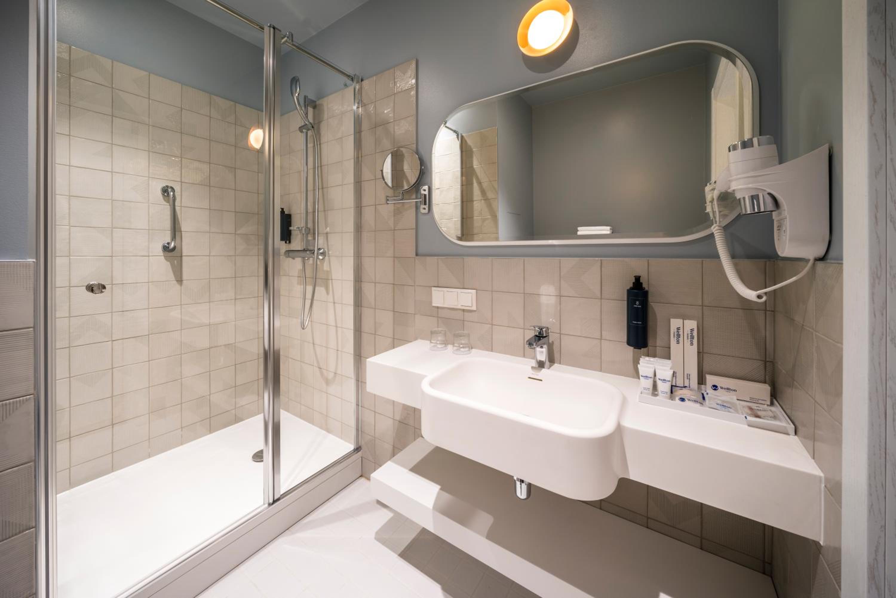 Standard Double or Twin Room - Photo 9