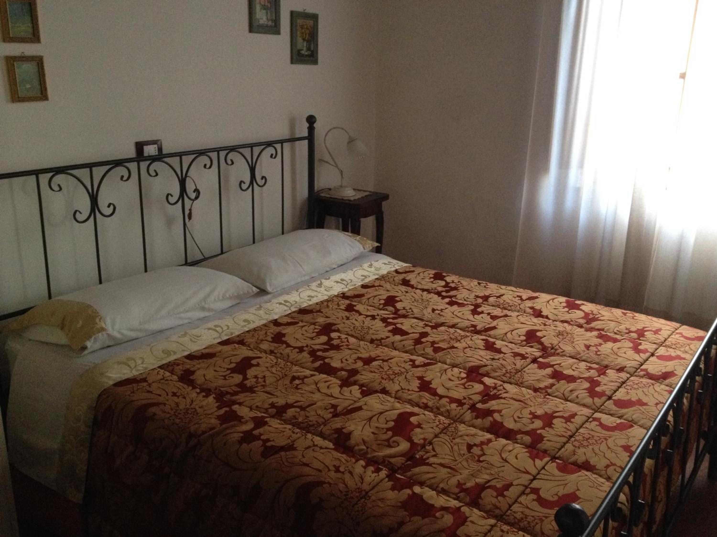 Double Room with Private External Bathroom - Photo 1
