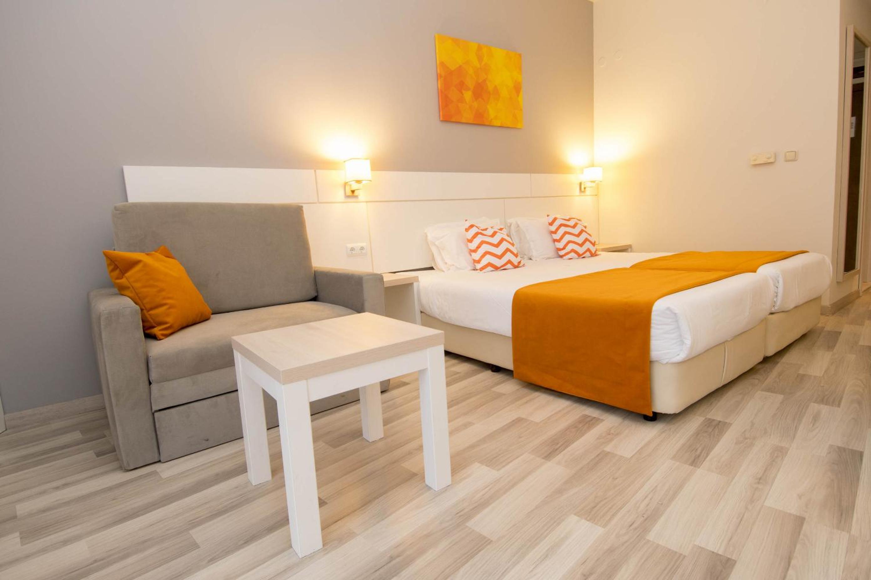 Double or Twin Room with Balcony - Photo 6