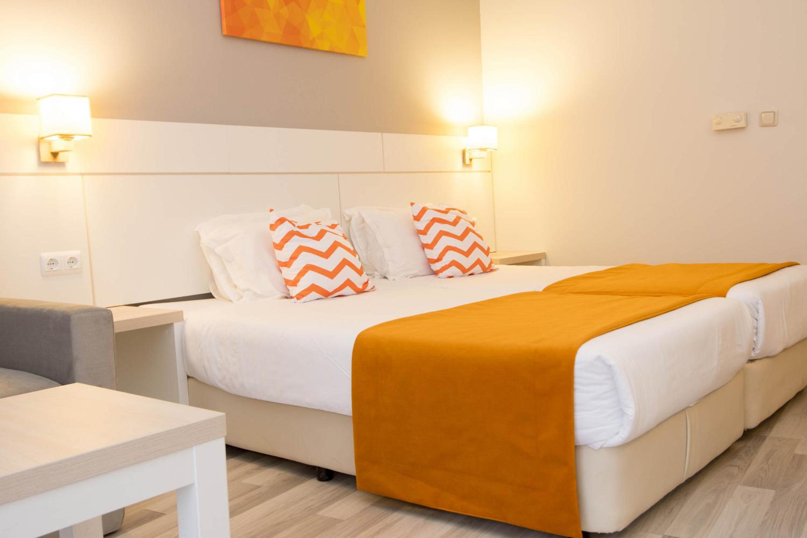 Double or Twin Room with Balcony - Photo 2
