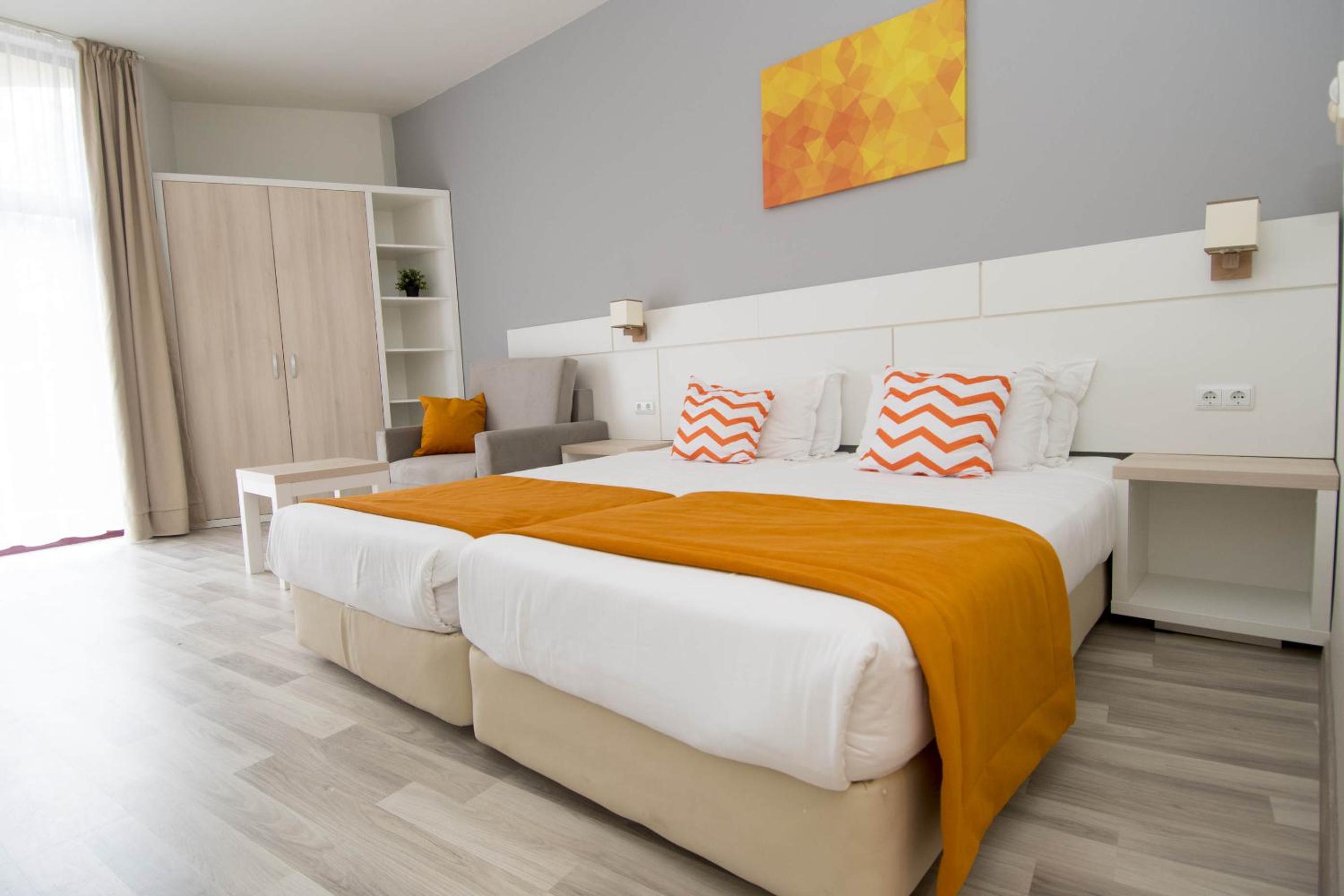 Double or Twin Room with Balcony - Photo 7