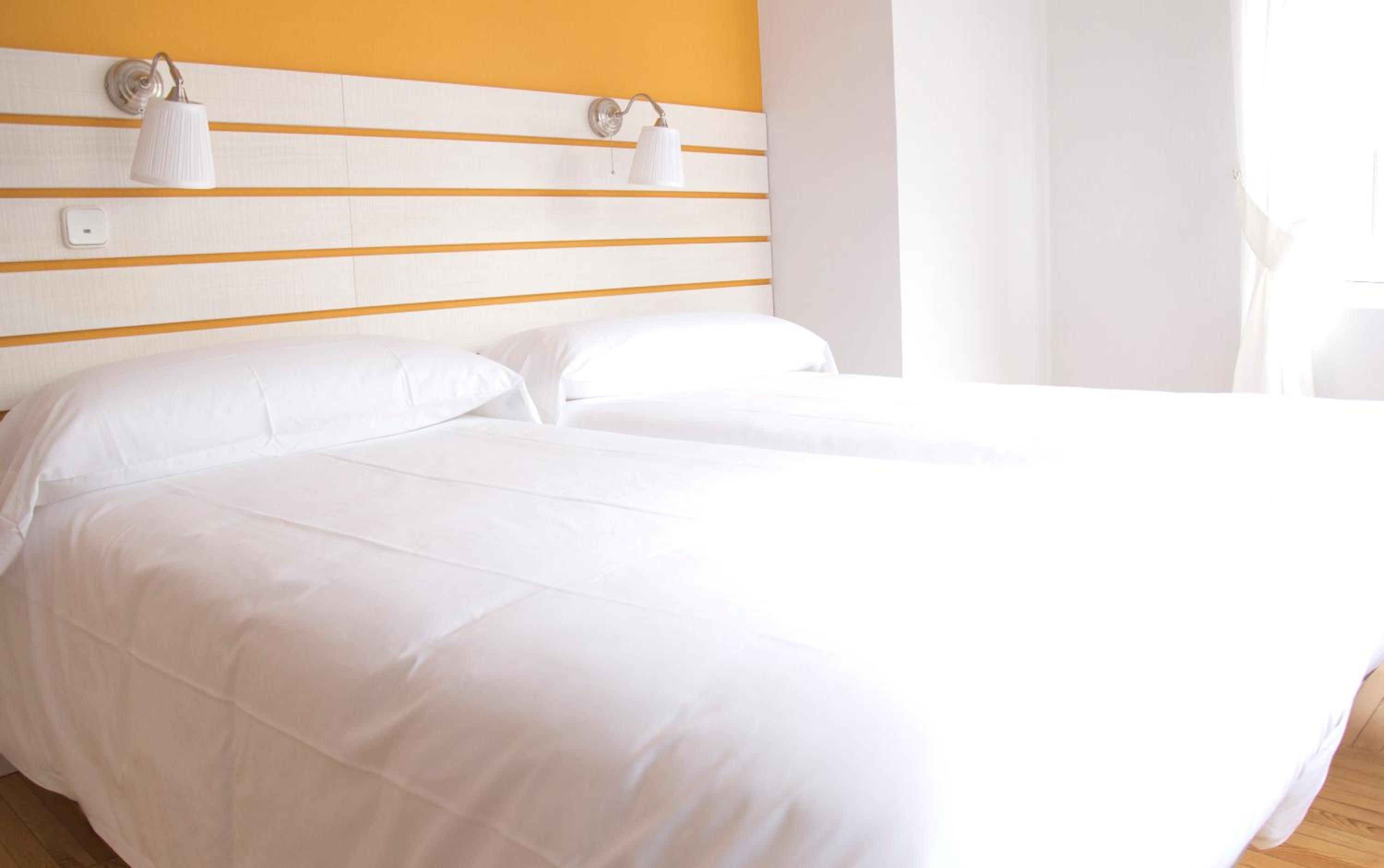 Habitación Doble Pequeña con Baño Privado y Bañera