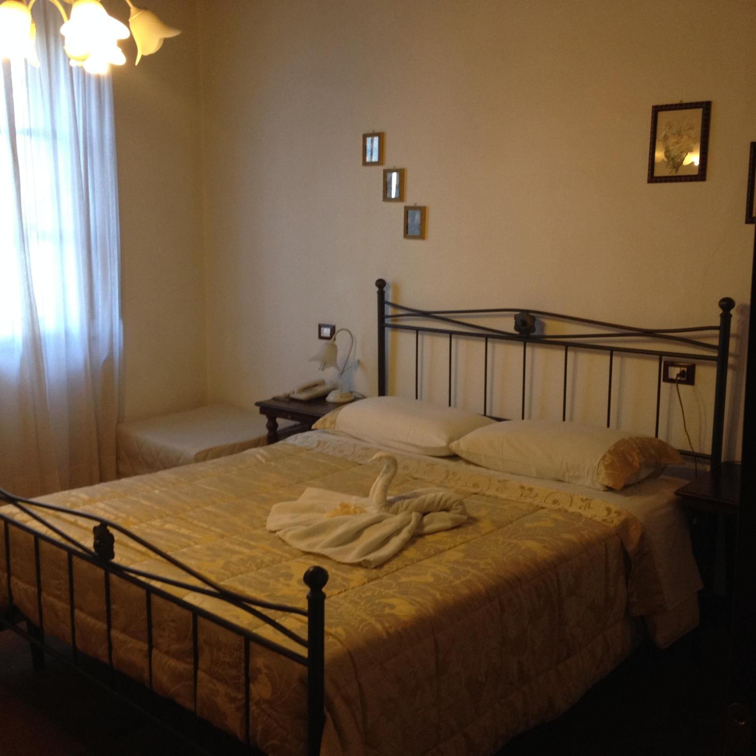 Double Room - Photo 6