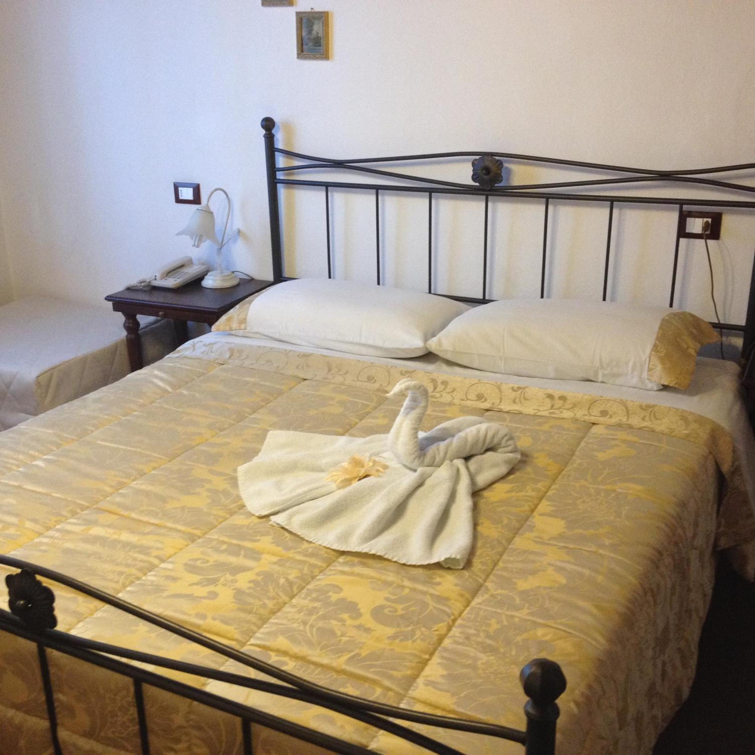 Double Room - Photo 11