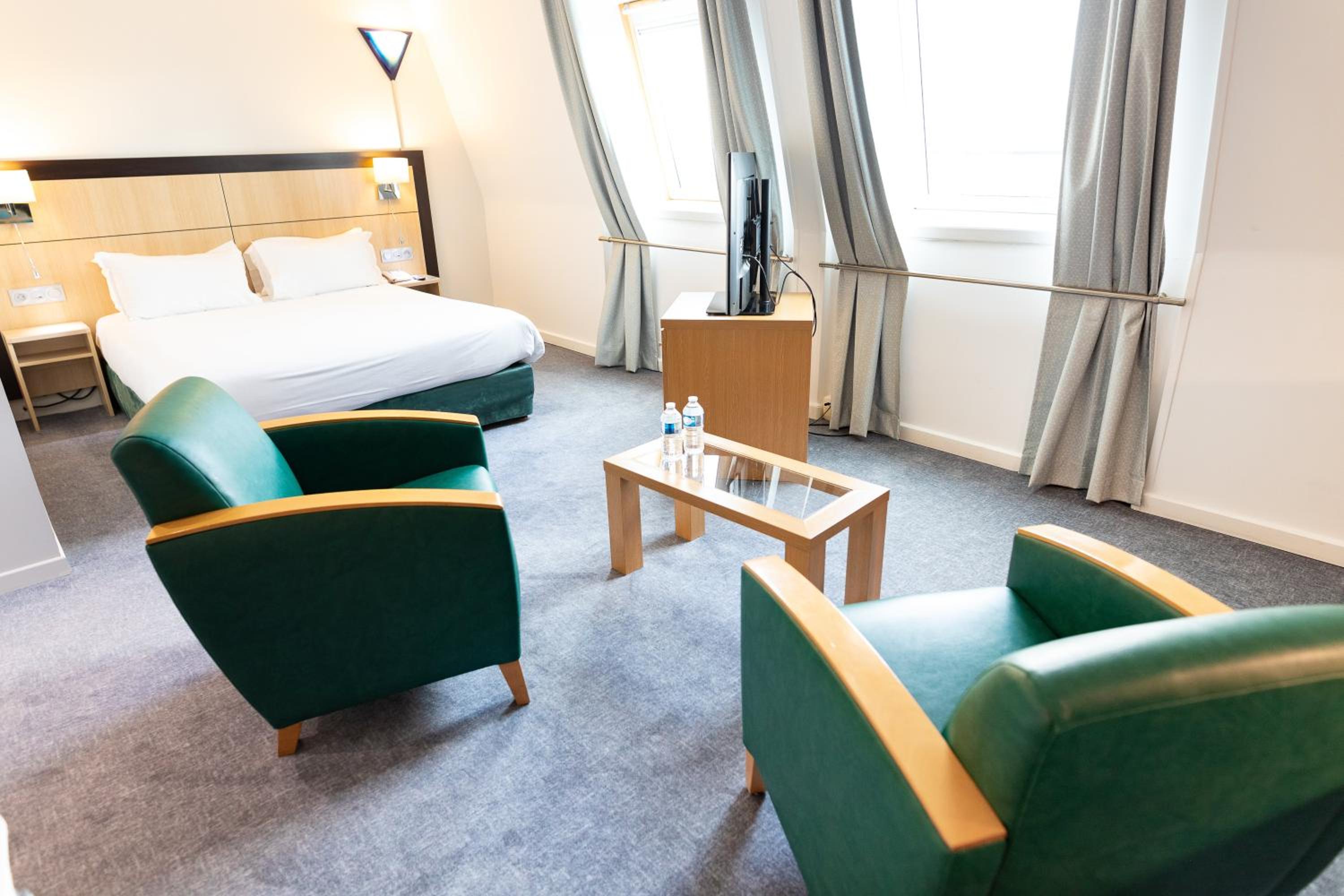 Queen Suite with Sofa Bed - Mid Floor - Photo 14