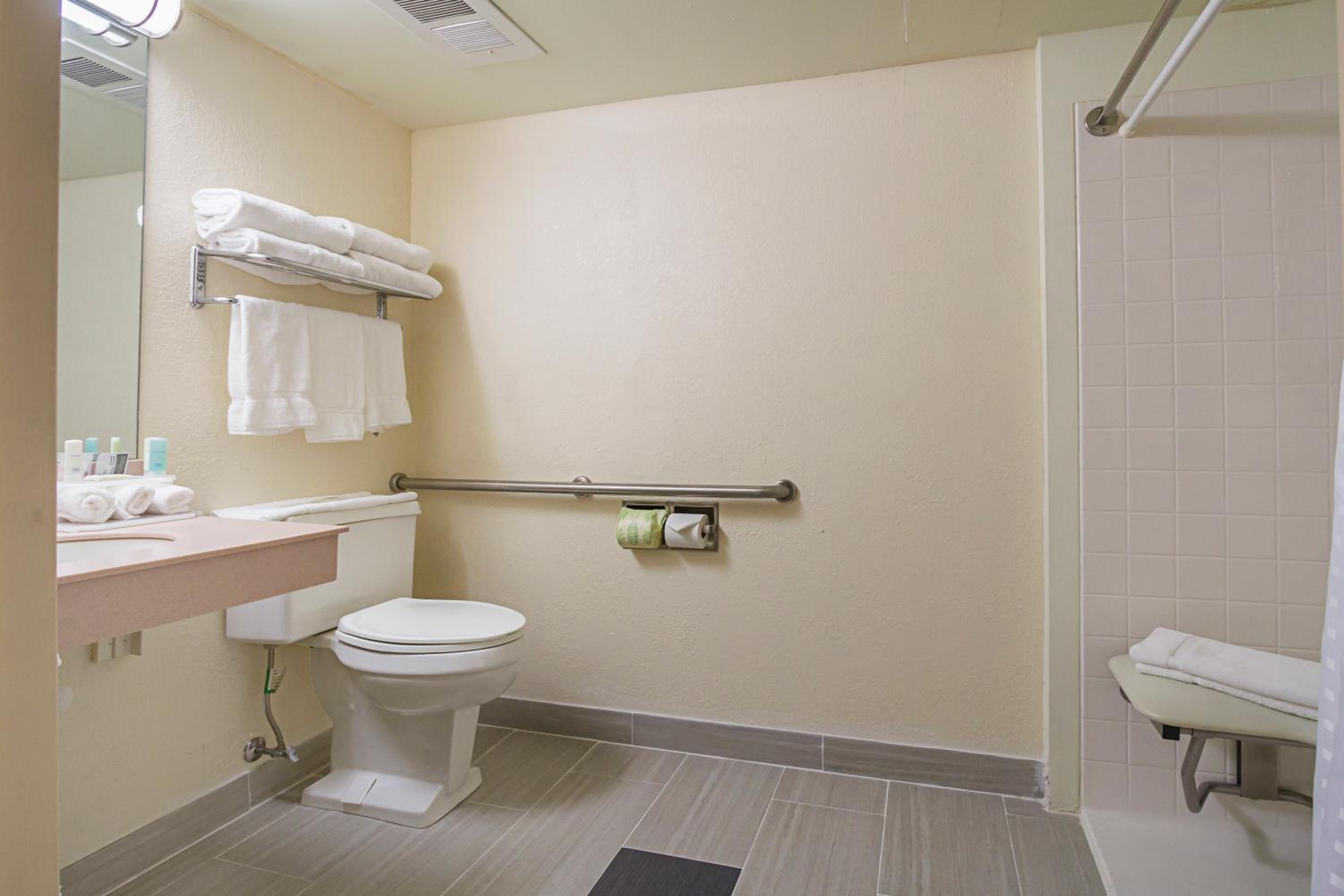Queen Room with Two Queen Beds and Roll-In Shower - Accessible/Non-Smoking - Photo 3