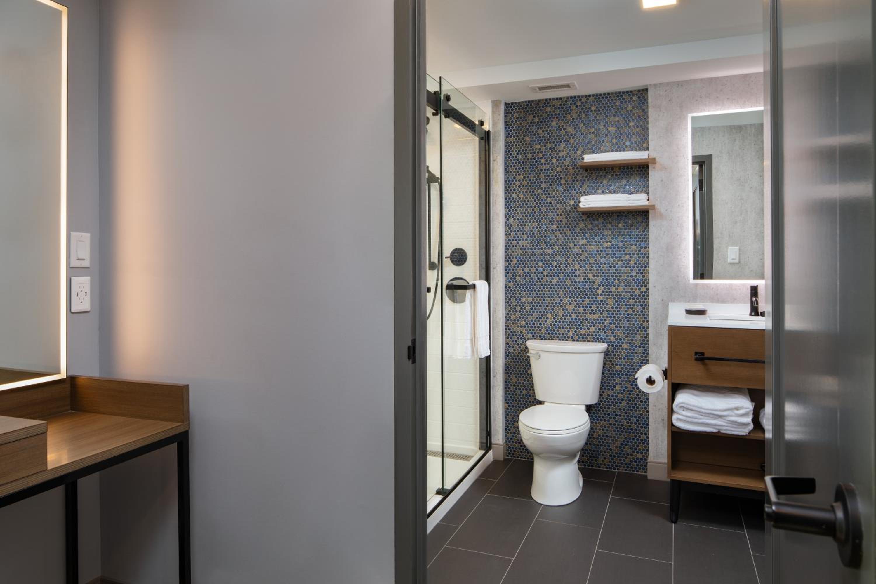 One-Bedroom Suite - Photo 5