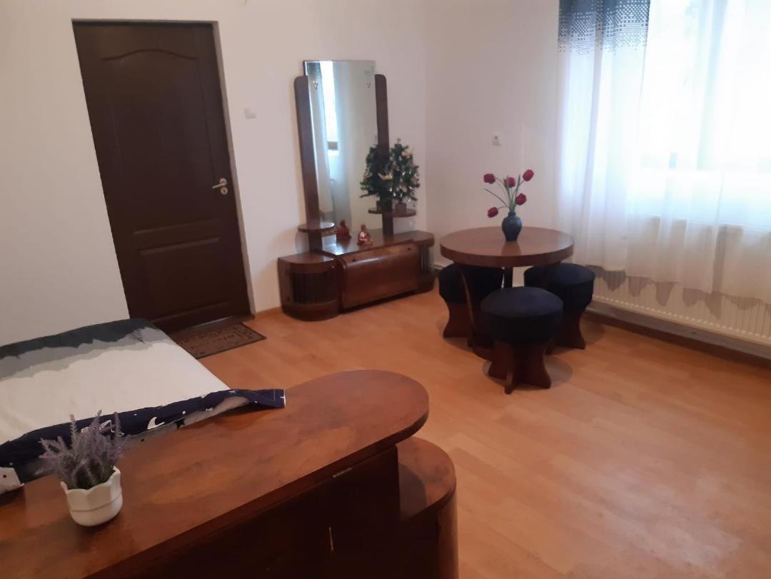 Double Room - Photo 7