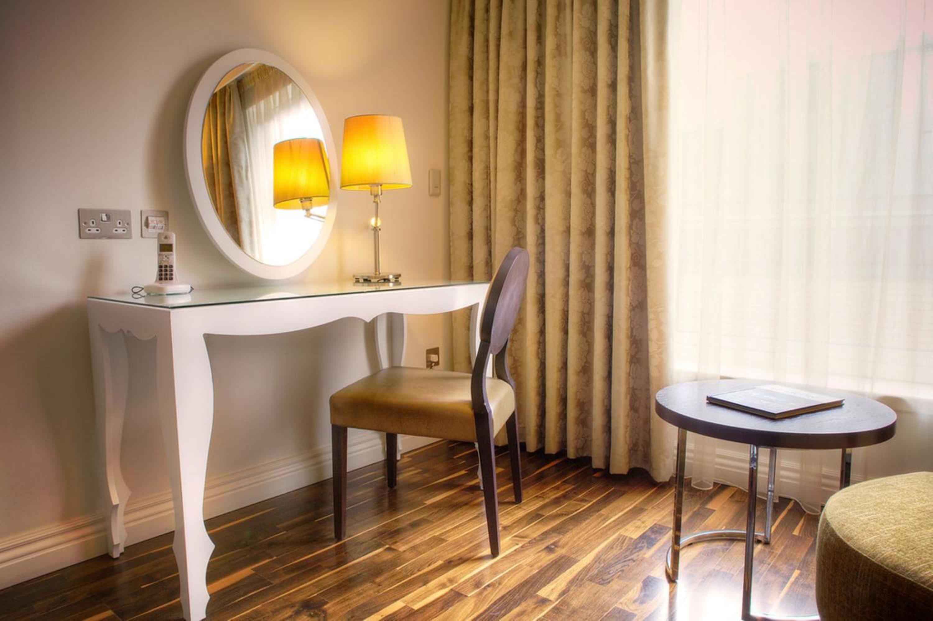 Premium King Room - Photo 3