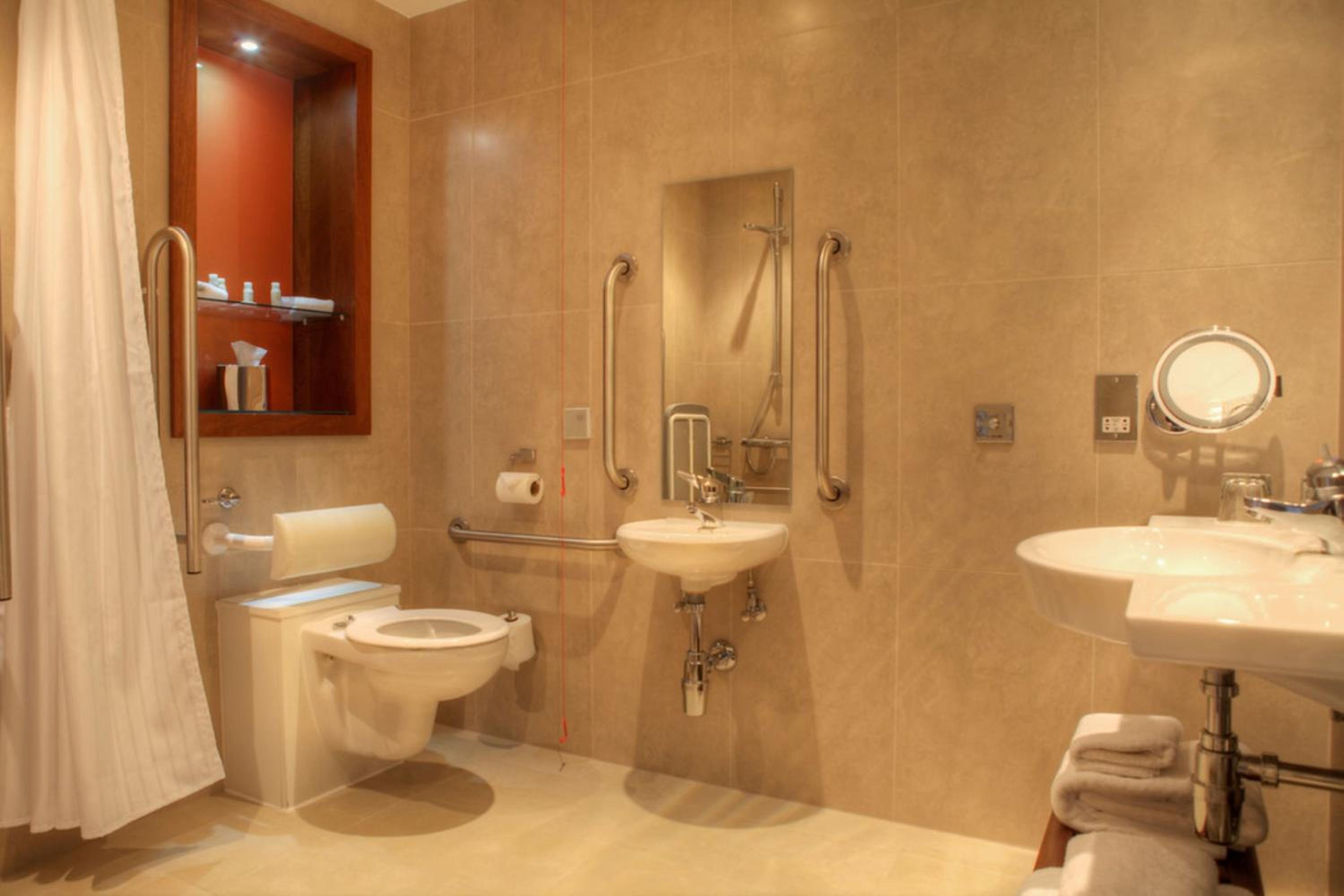 Standard King Room - Accessible - Photo 9