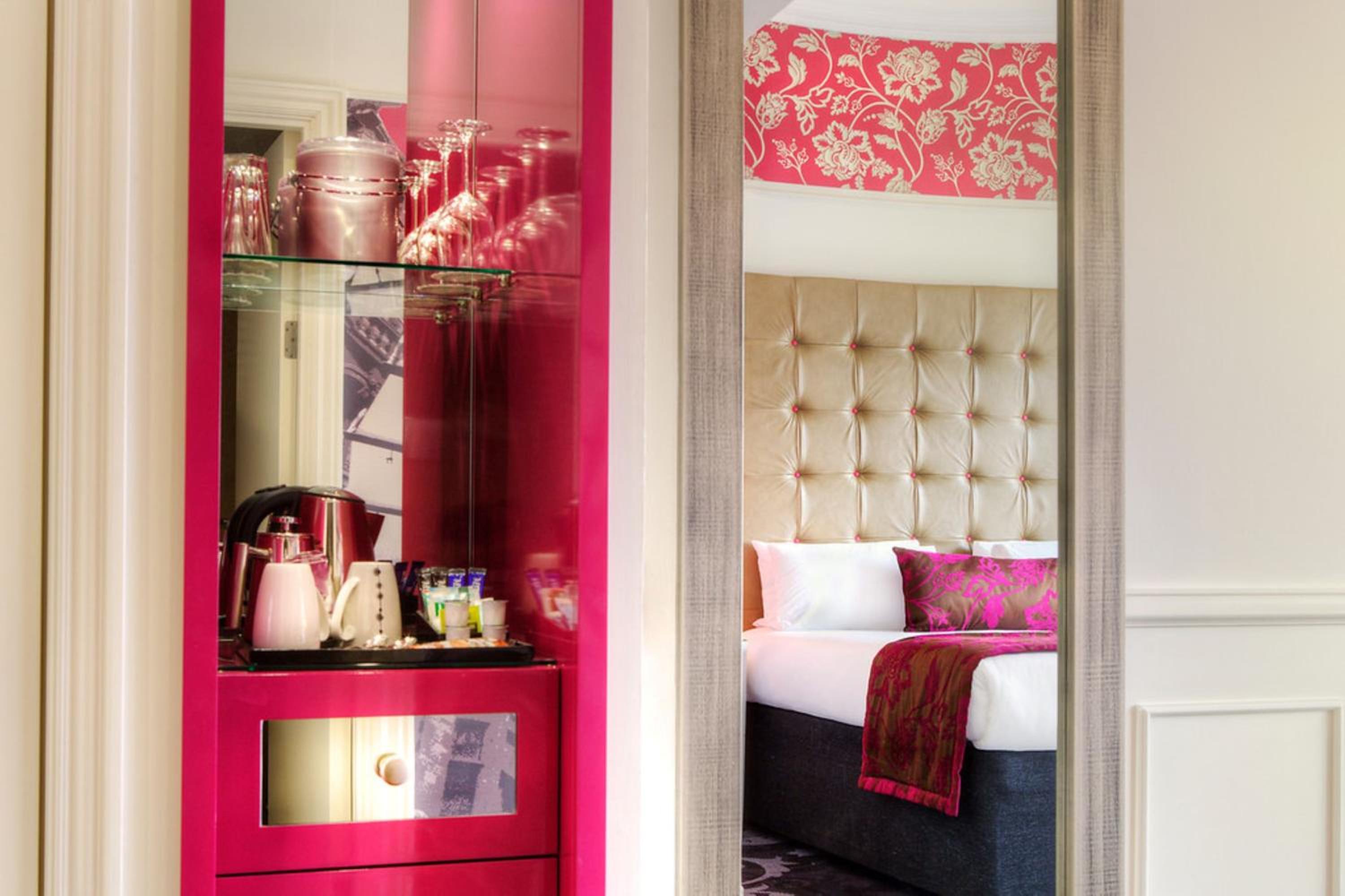 Premium King Room - Photo 2