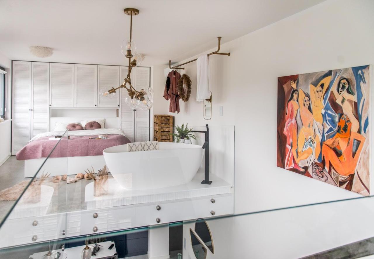 One-Bedroom Apartment - Photo 3