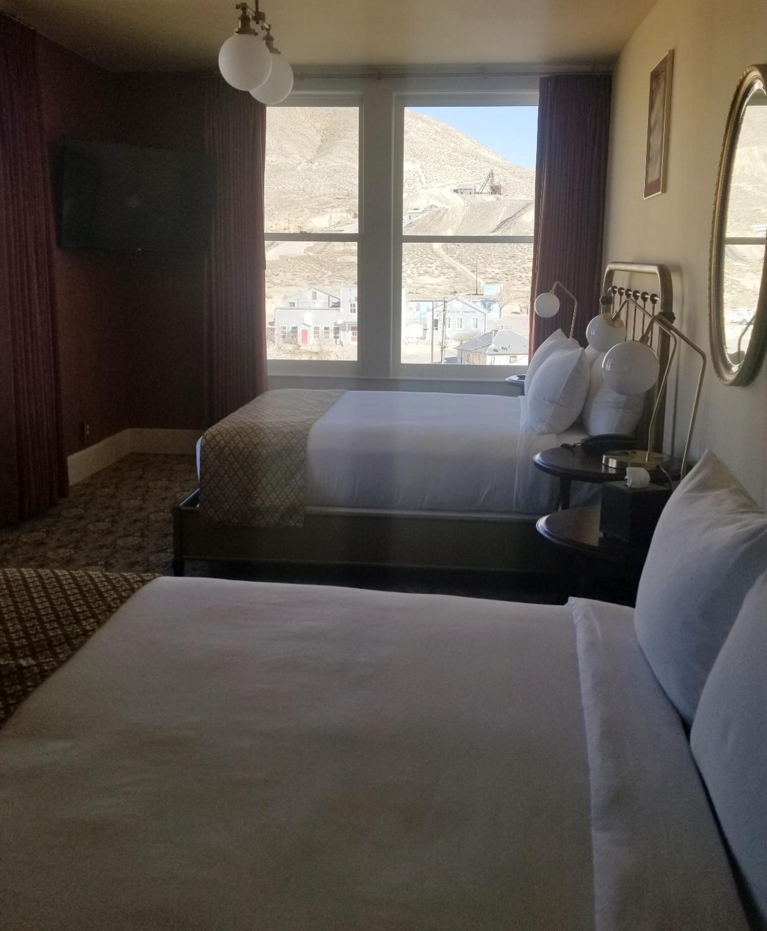 Queen Room with Two Queen Beds - Photo 6