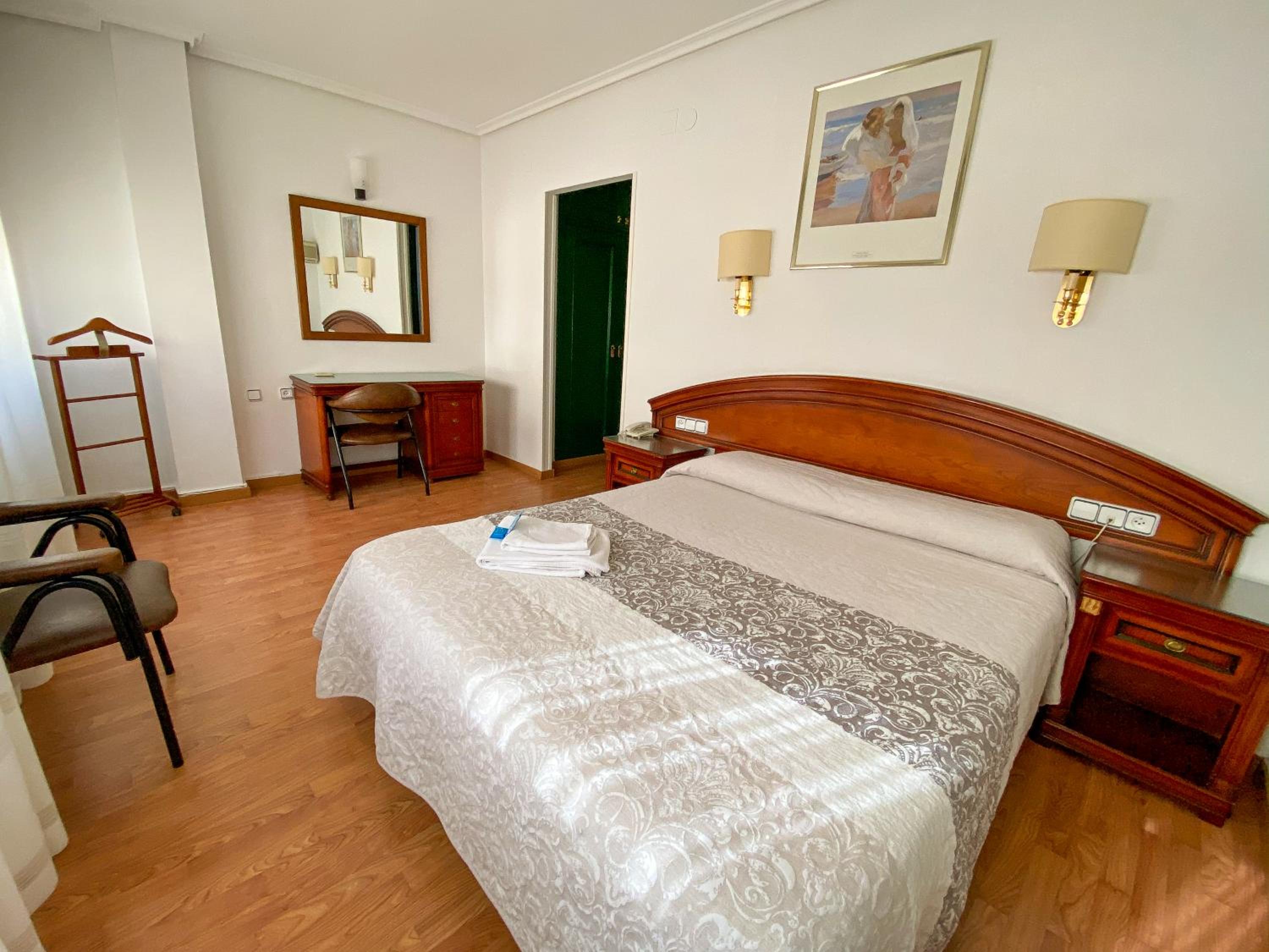 Double or Twin Room - Photo 6