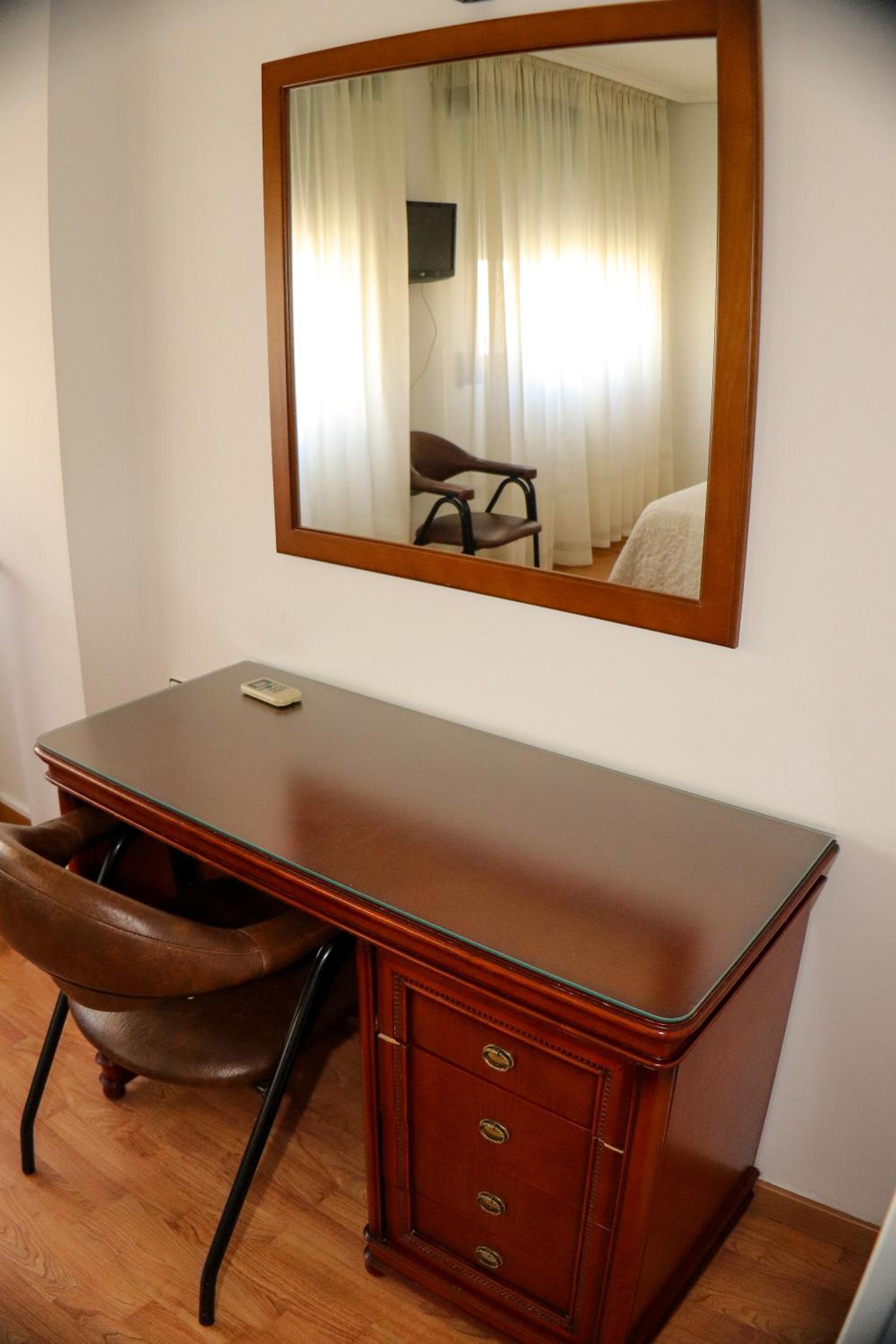 Double or Twin Room - Photo 8